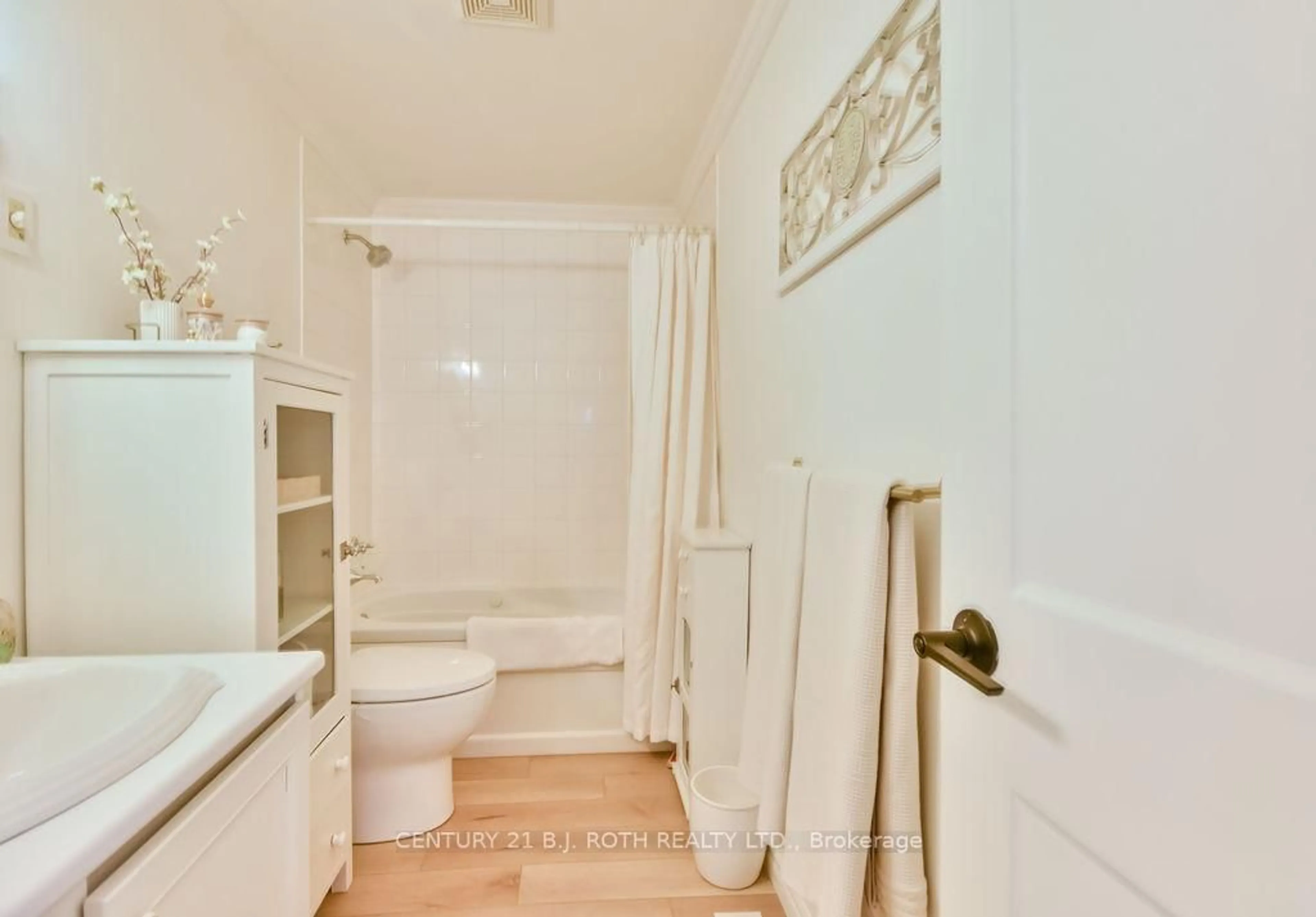 Standard bathroom, ceramic/tile floor for 32 Lonsdale Pl, Barrie Ontario L4M 4J1