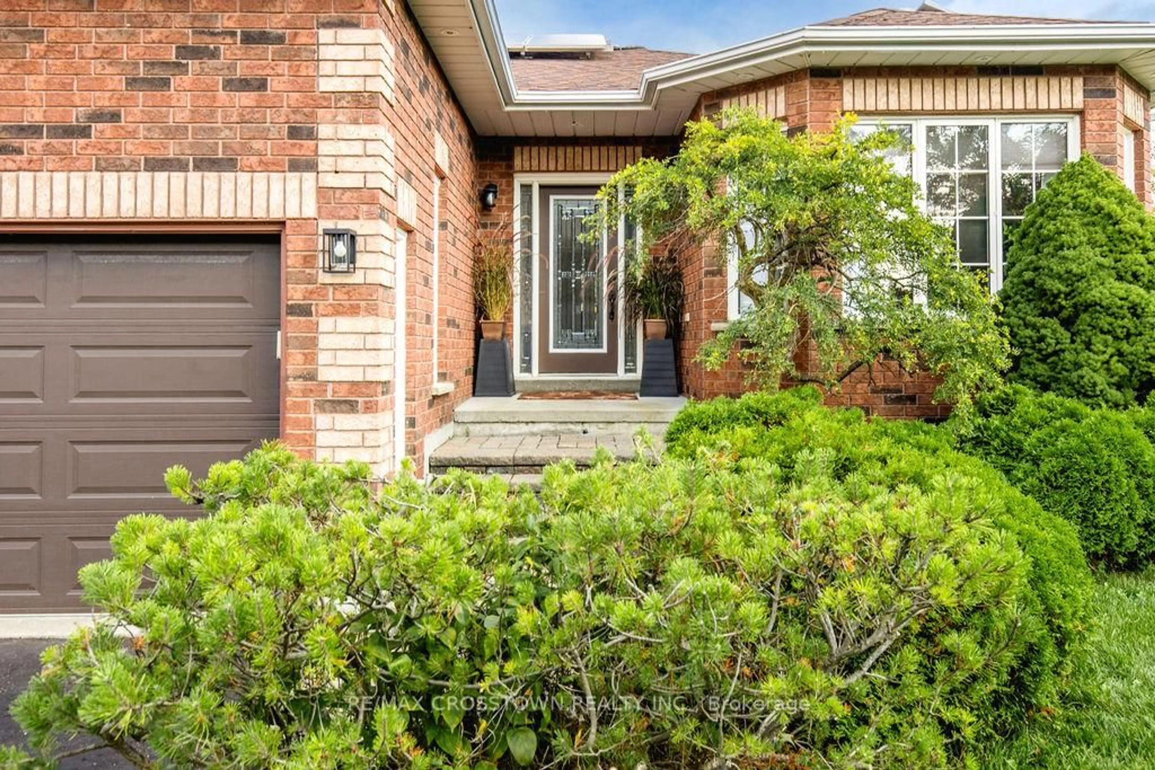 Home with brick exterior material, street for 1 Bloxham Pl, Barrie Ontario L4N 9K3