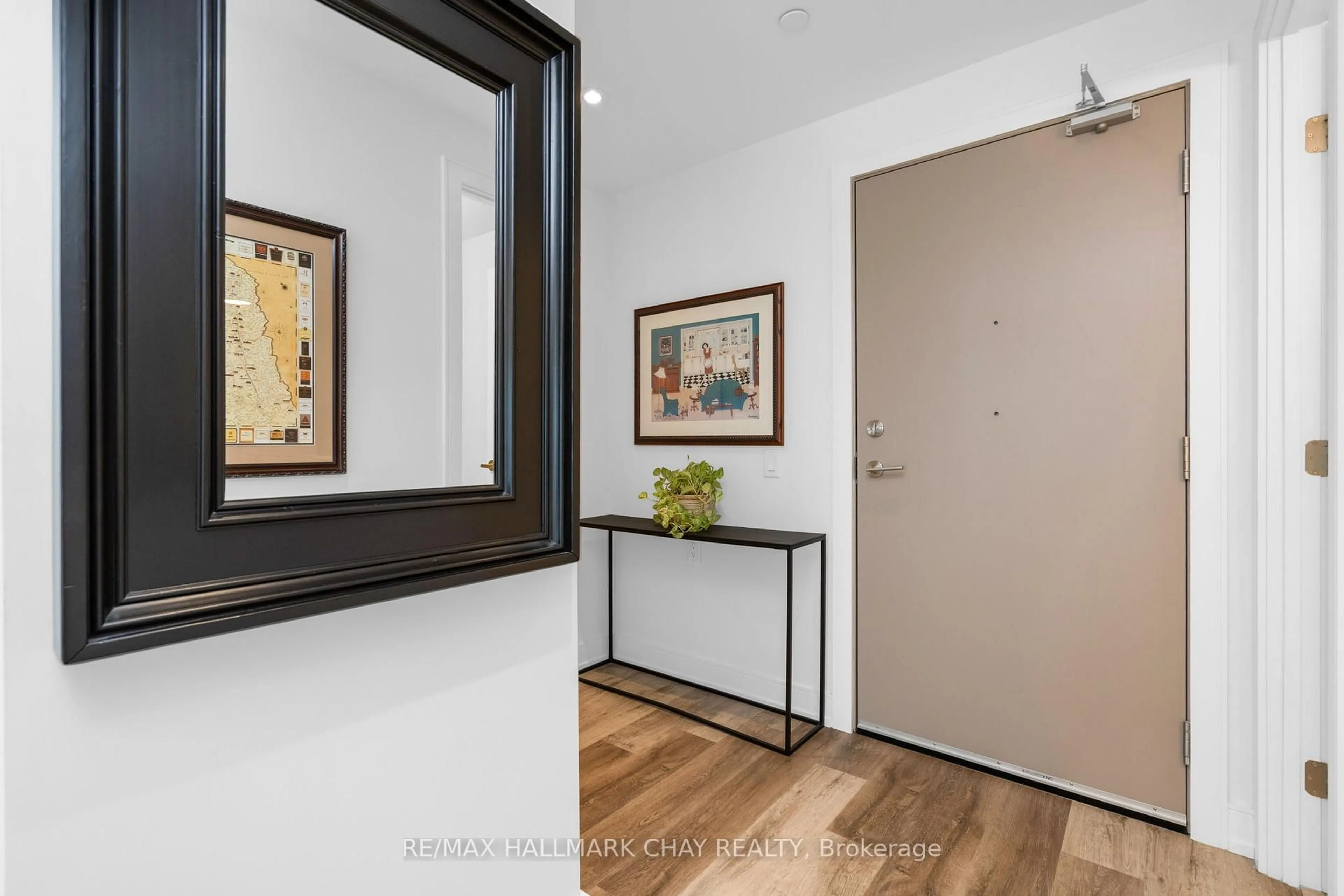 Indoor entryway for 185 Dunlop St #302, Barrie Ontario L4M 0L7