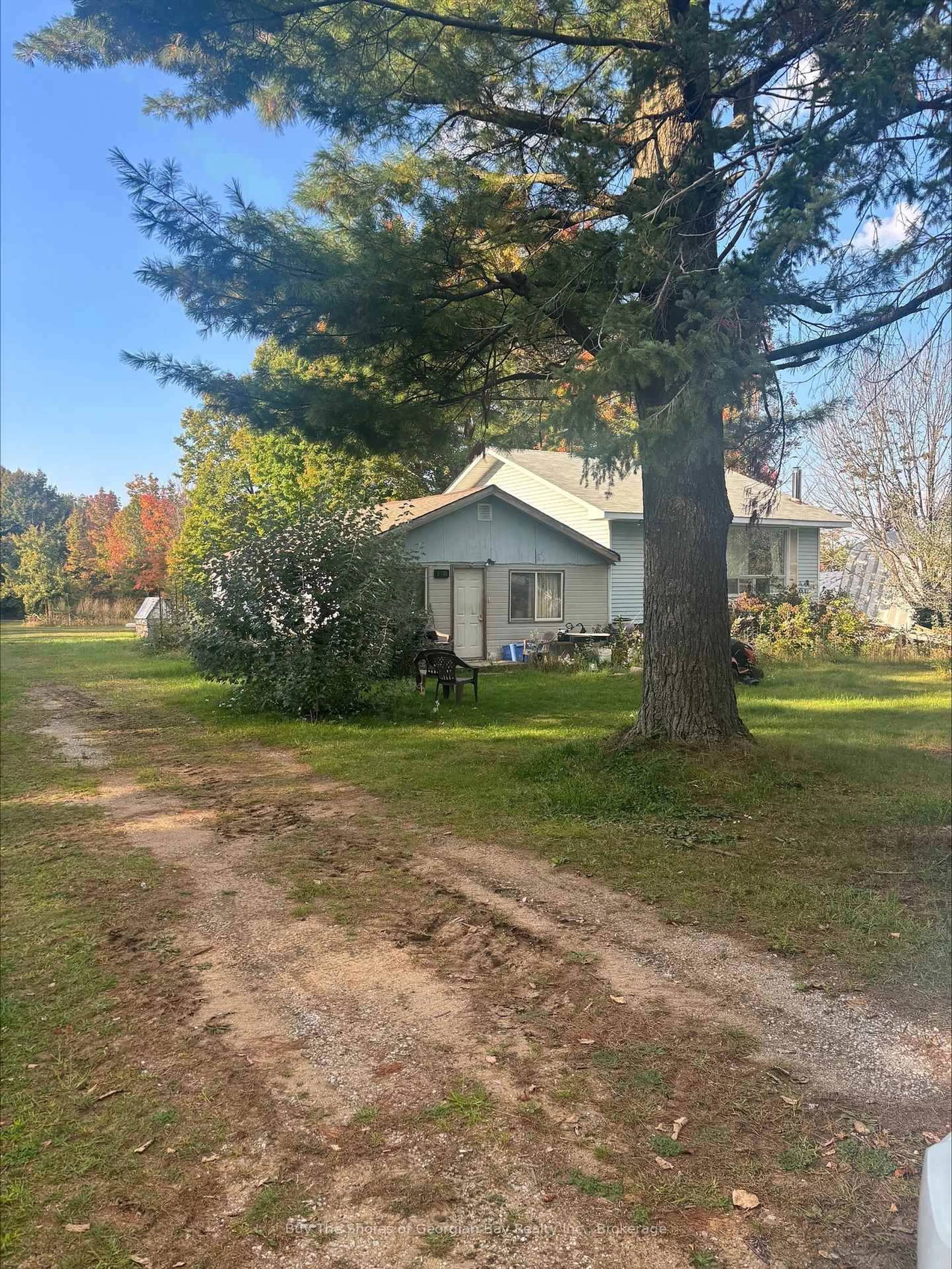 A pic from outside/outdoor area/front of a property/back of a property/a pic from drone, street for 3138 Robb Crt, Tay Ontario L0K 2C0