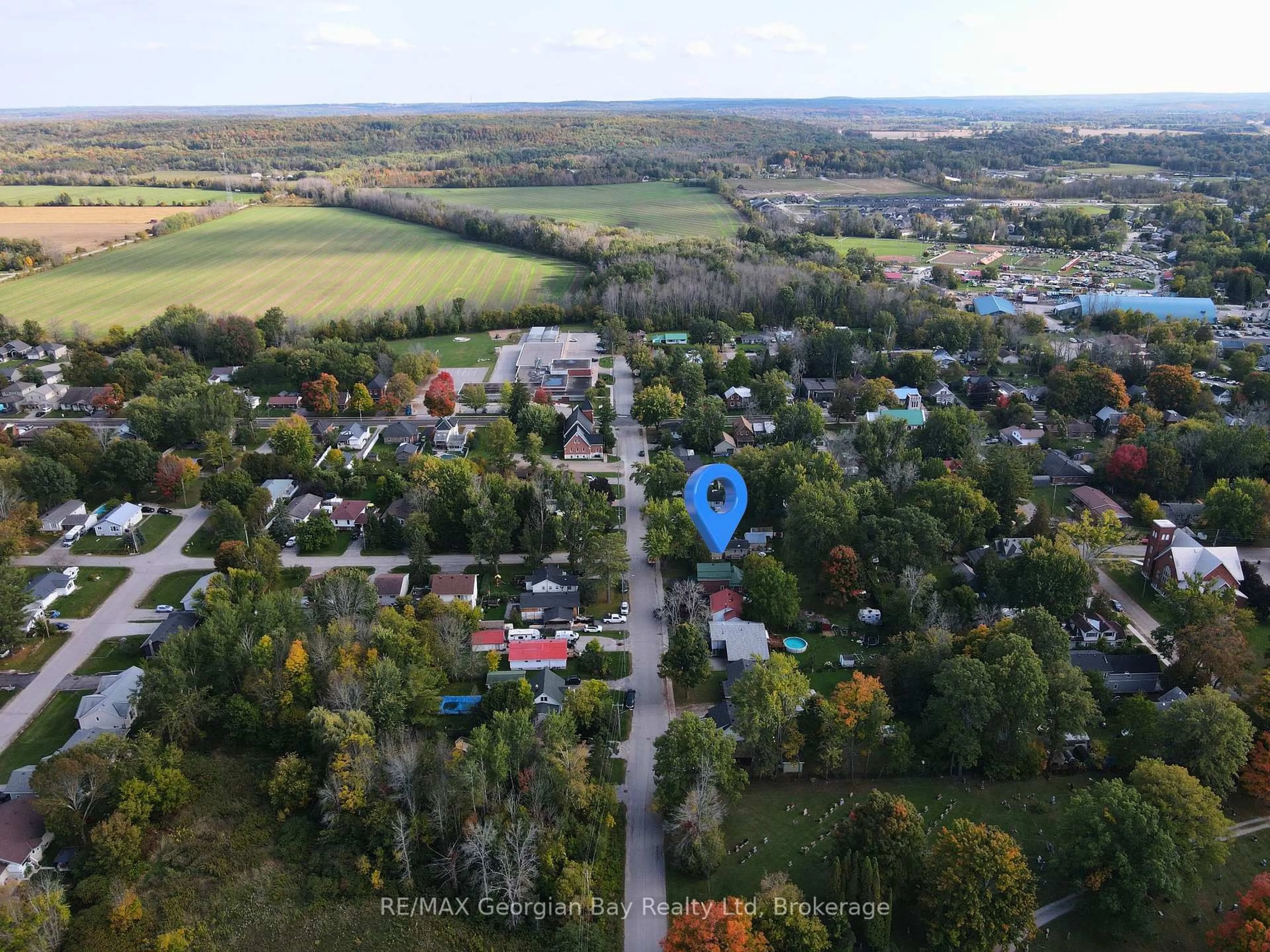 A pic from outside/outdoor area/front of a property/back of a property/a pic from drone, unknown for 16 John St, Severn Ontario L0K 1E0