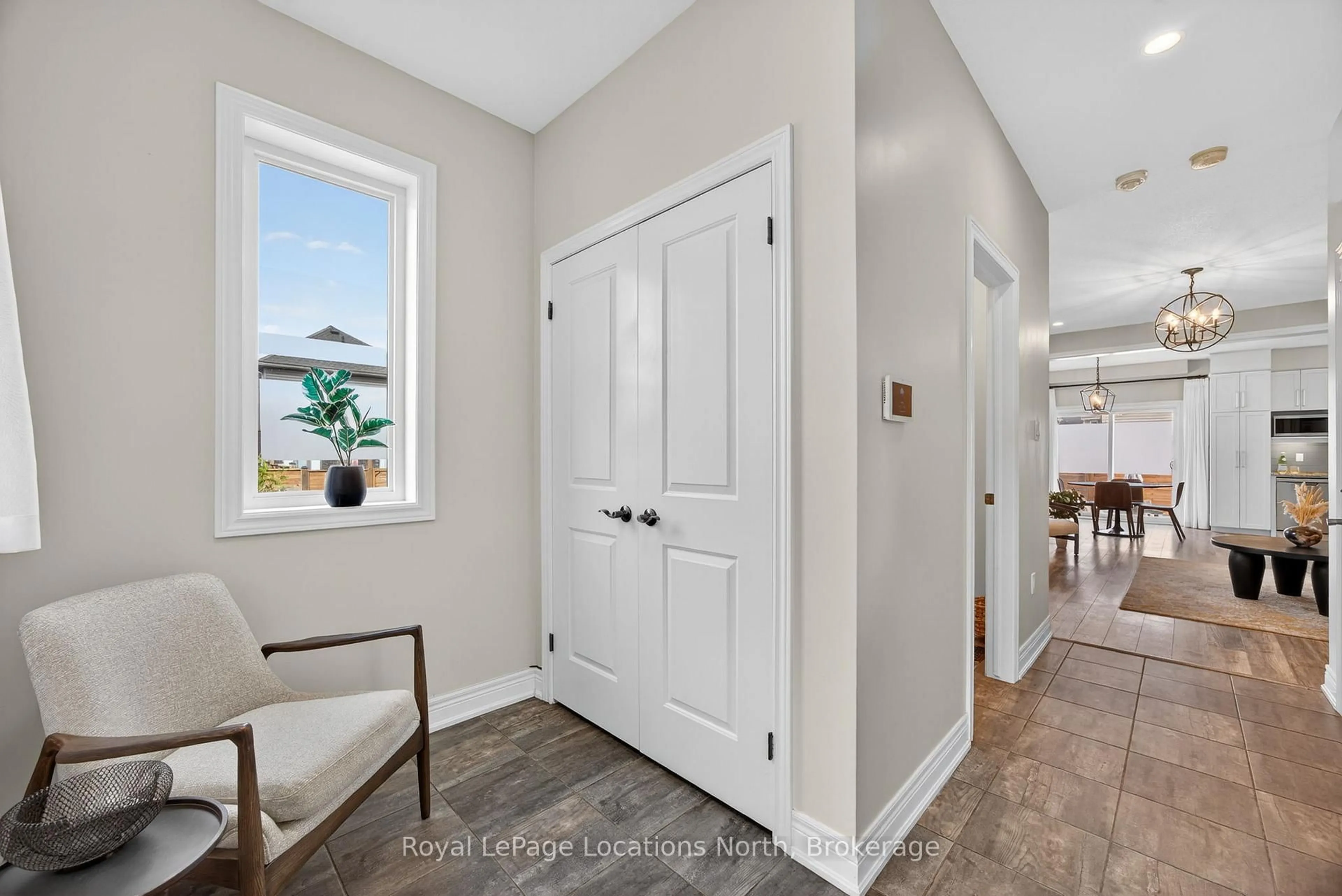 Indoor entryway for 191 Collins St, Collingwood Ontario L9Y 1M5
