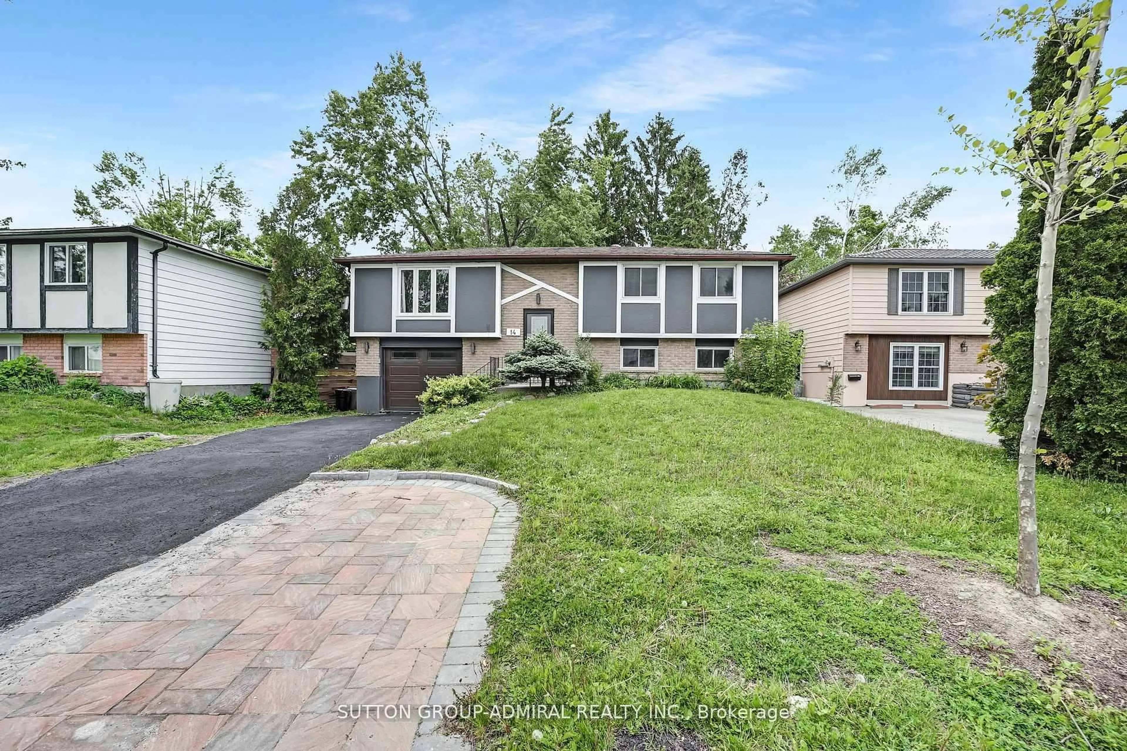 Home with vinyl exterior material, street for 14 Chippawa Crt, Barrie Ontario L4M 5N8
