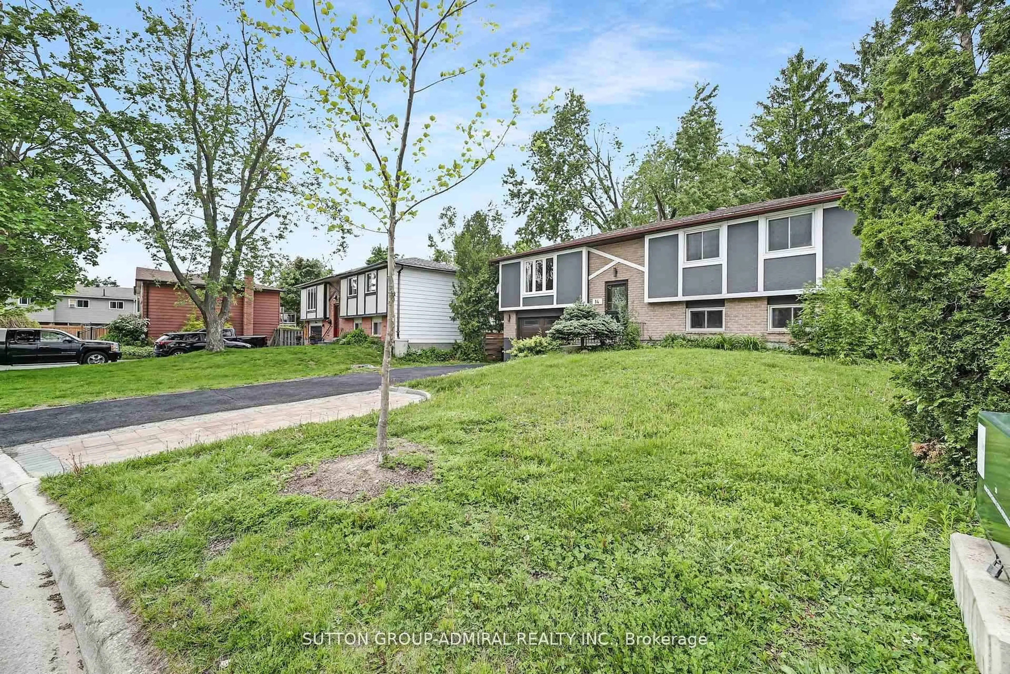 Home with vinyl exterior material, street for 14 Chippawa Crt, Barrie Ontario L4M 5N8