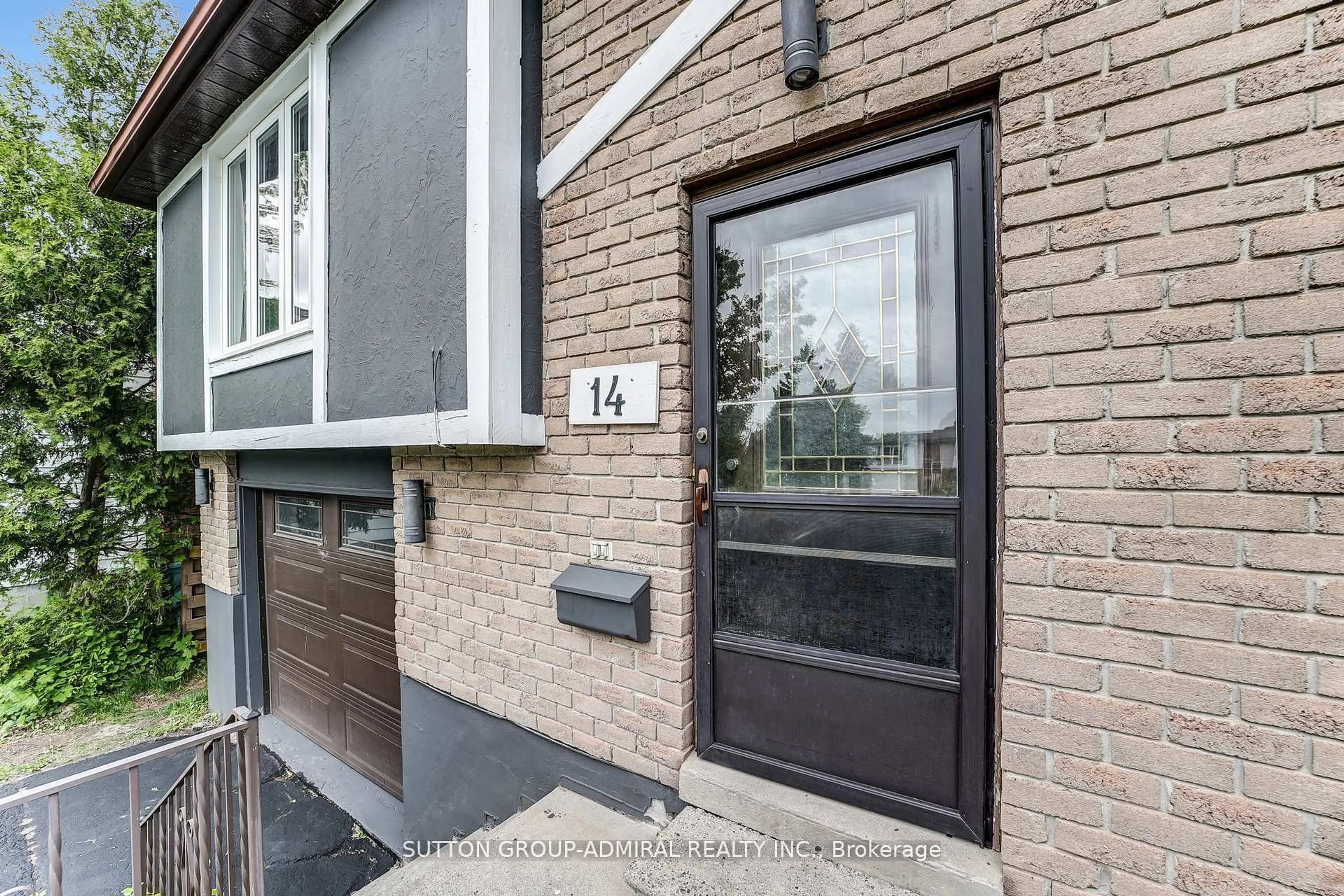Home with brick exterior material, street for 14 Chippawa Crt, Barrie Ontario L4M 5N8