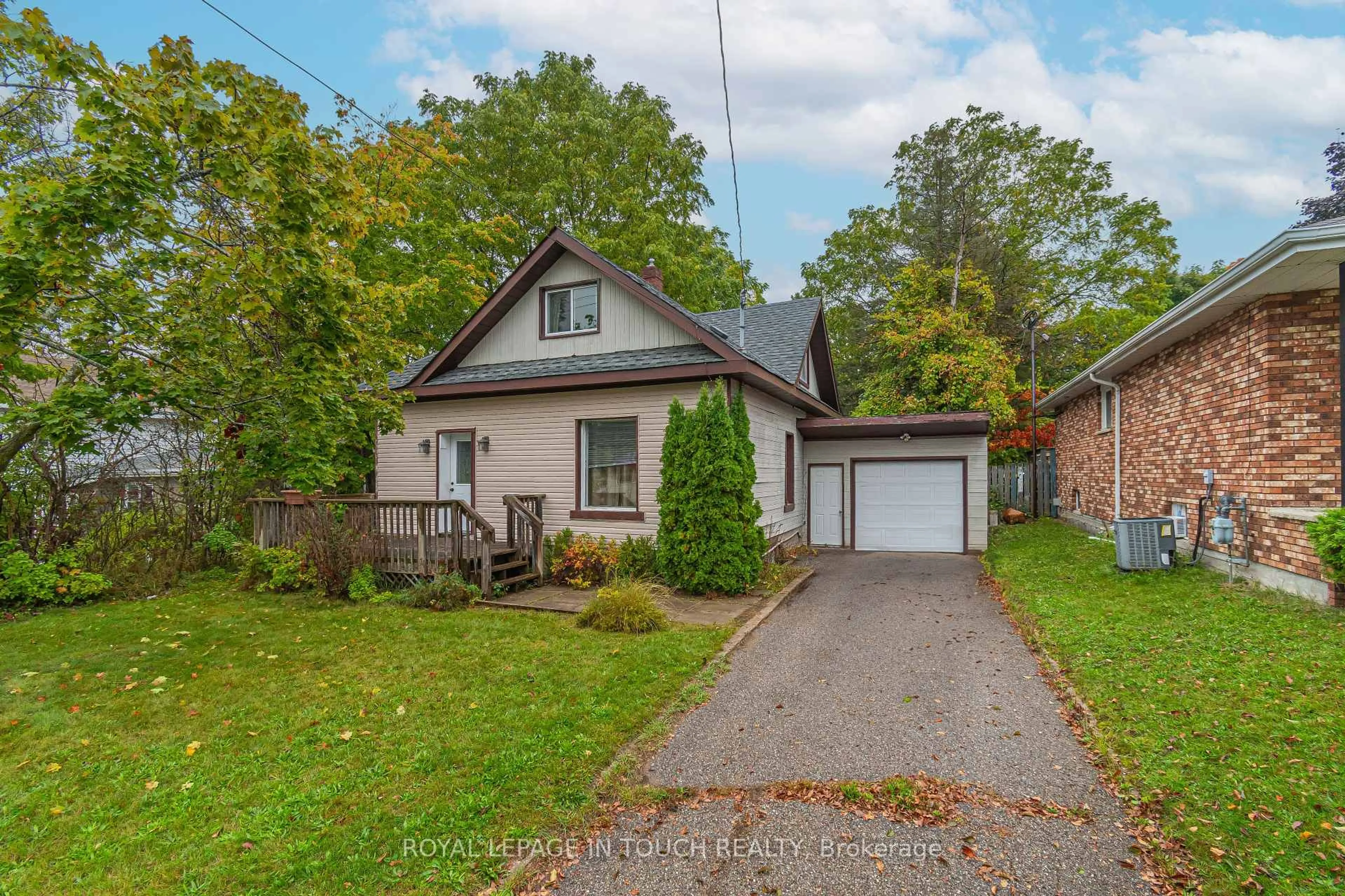 A pic from outside/outdoor area/front of a property/back of a property/a pic from drone, street for 125 Eighth St, Midland Ontario L4R 4A5