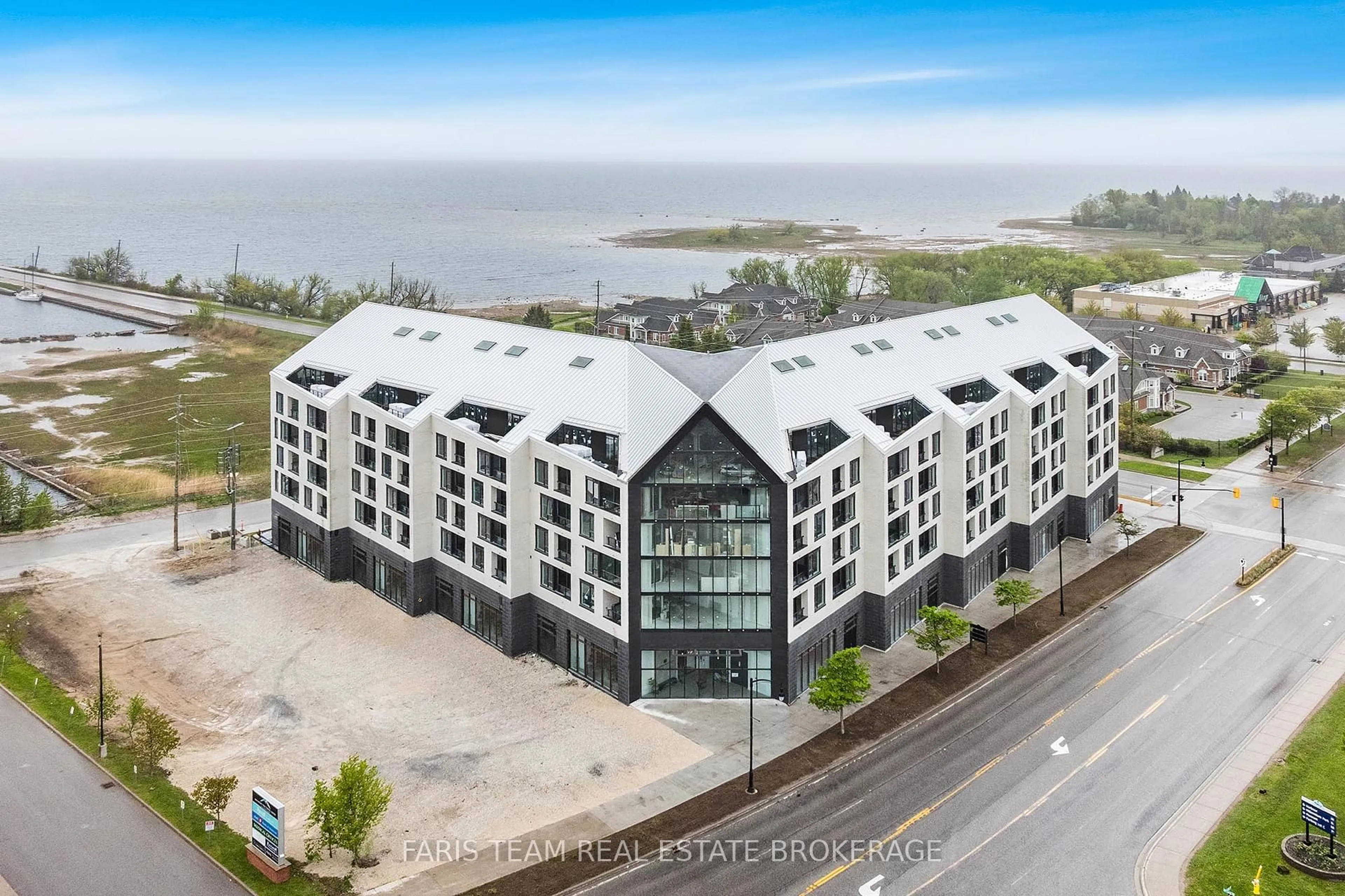 A pic from outside/outdoor area/front of a property/back of a property/a pic from drone, building for 31 Huron St #609, Collingwood Ontario L9Y 1C3