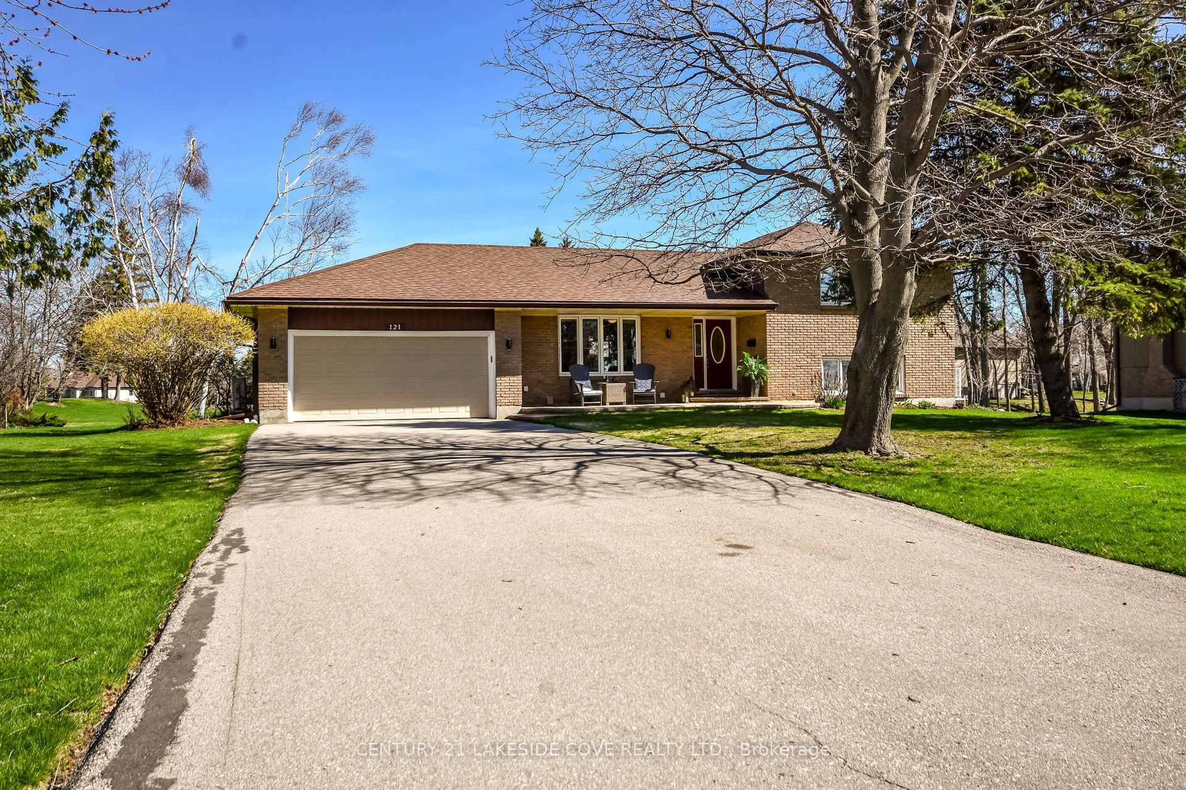 A pic from outside/outdoor area/front of a property/back of a property/a pic from drone, street for 121 Bayshore Dr, Ramara Ontario L0K 1B0
