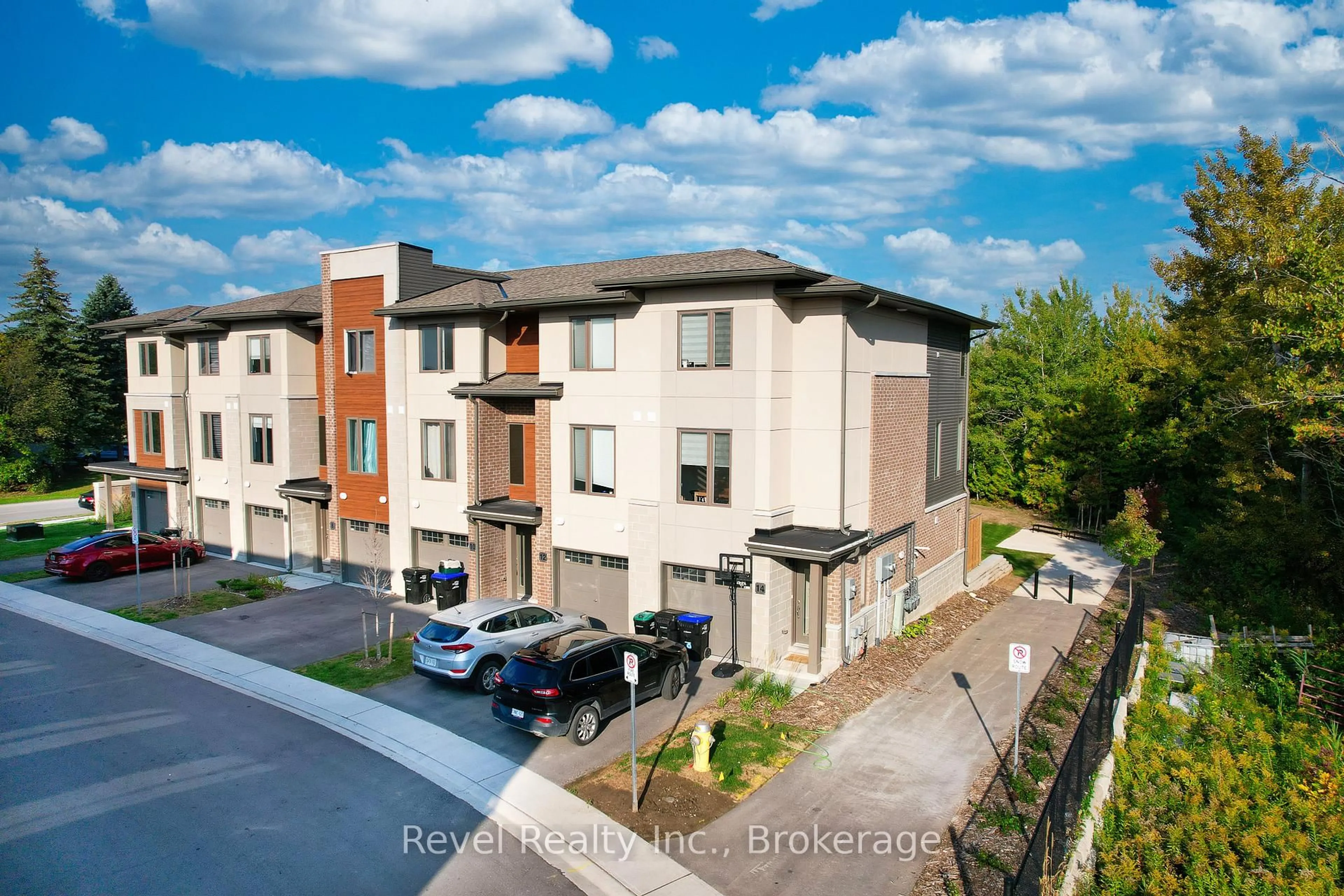 A pic from outside/outdoor area/front of a property/back of a property/a pic from drone, building for 14 WINTERS Cres, Collingwood Ontario L9Y 5T1