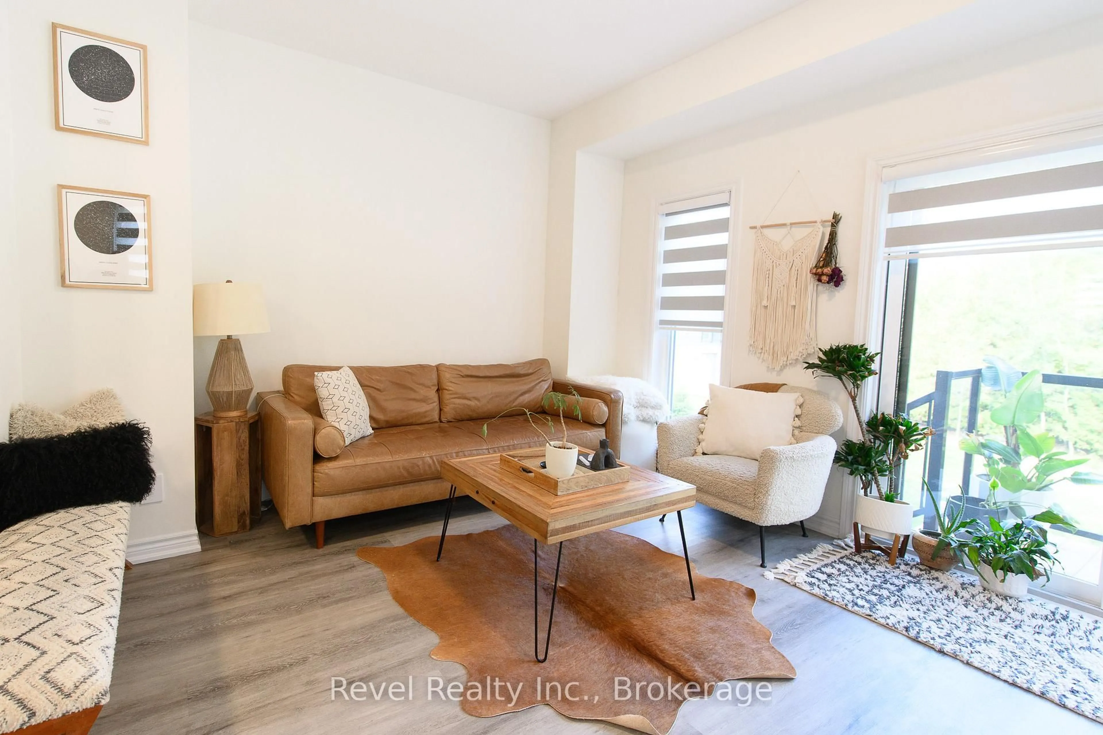 Living room with furniture, unknown for 14 WINTERS Cres, Collingwood Ontario L9Y 5T1