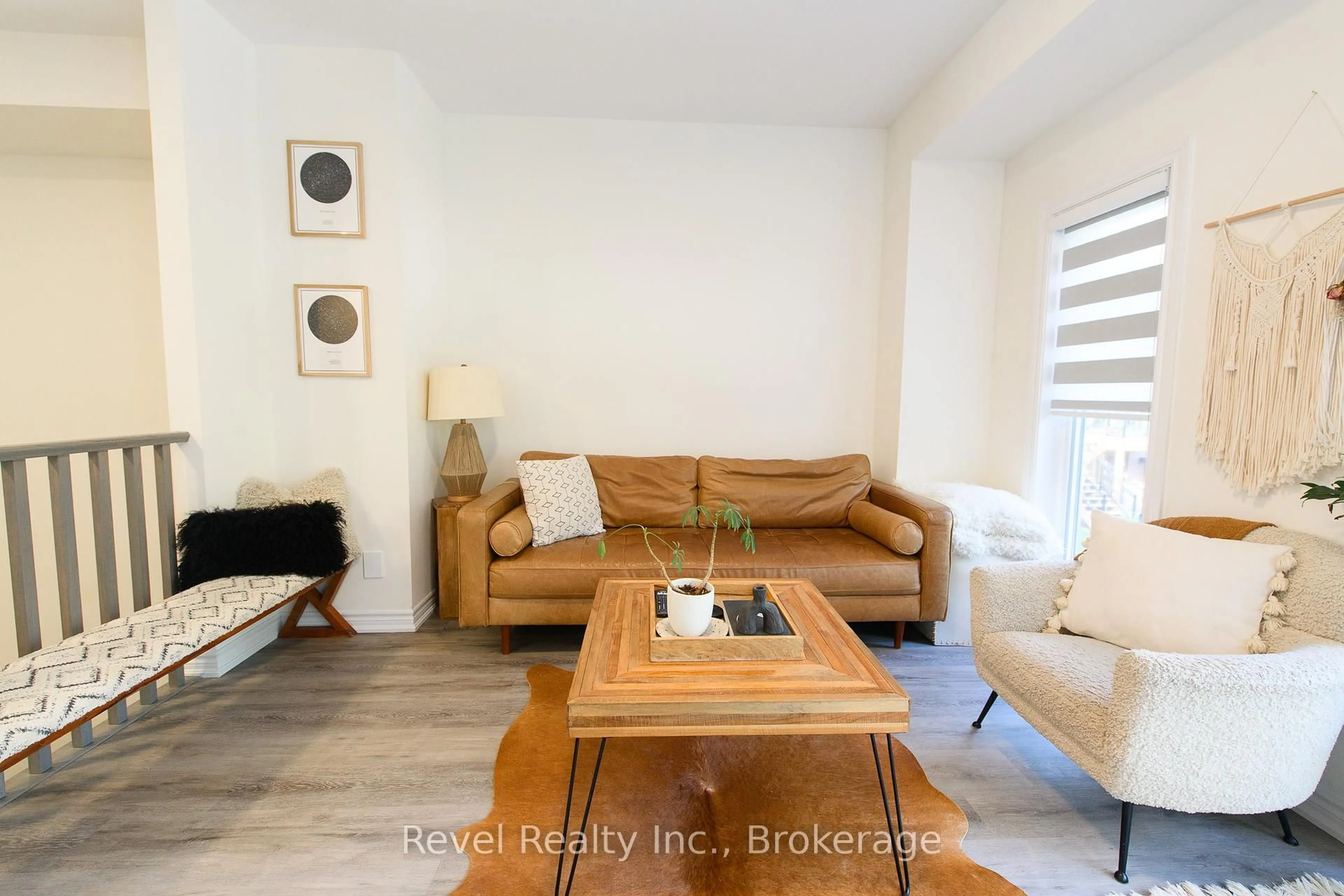 Living room with furniture, unknown for 14 WINTERS Cres, Collingwood Ontario L9Y 5T1