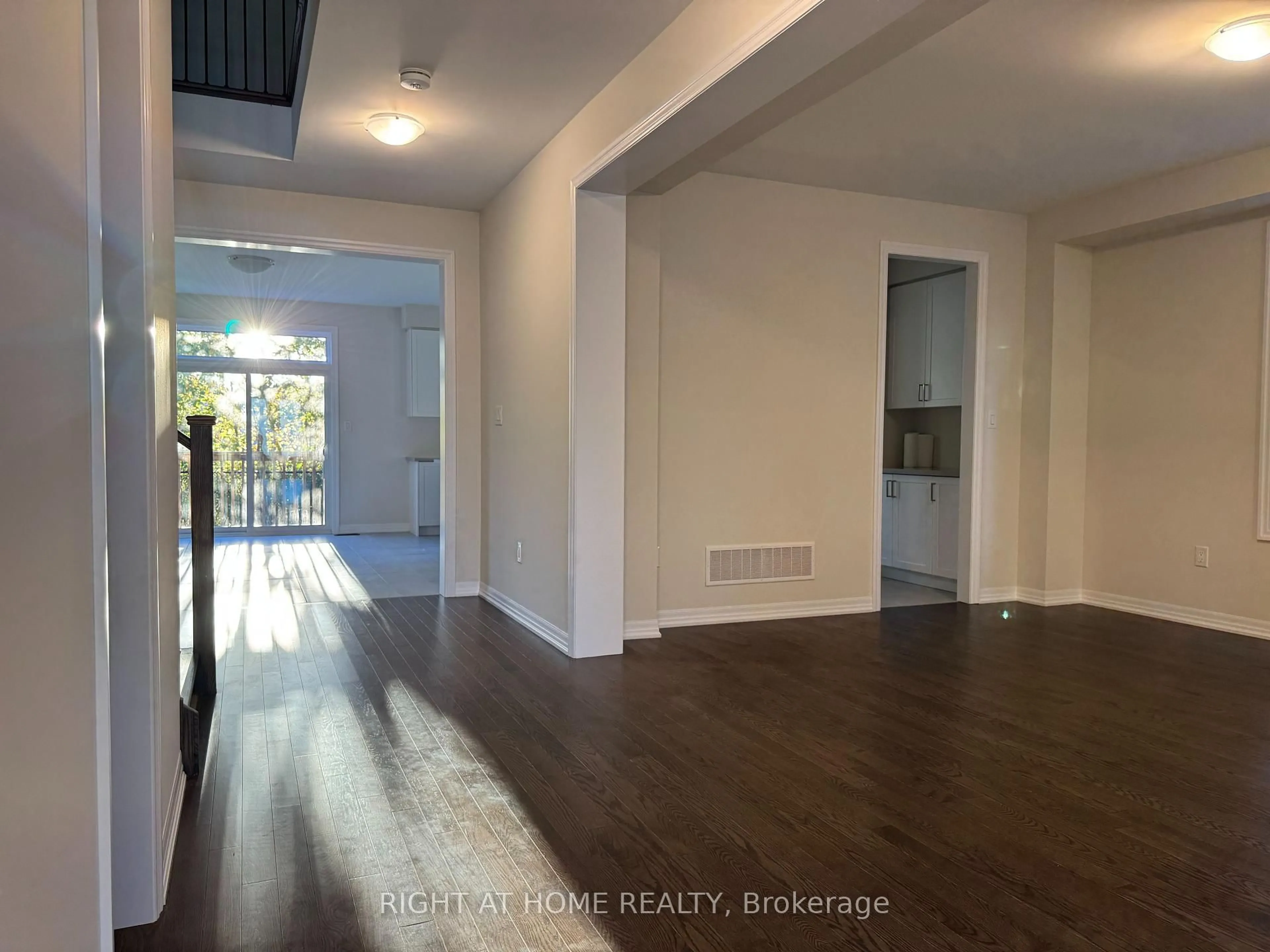 Indoor entryway for 211 Sutherland St, Clearview Ontario L0M 1S0