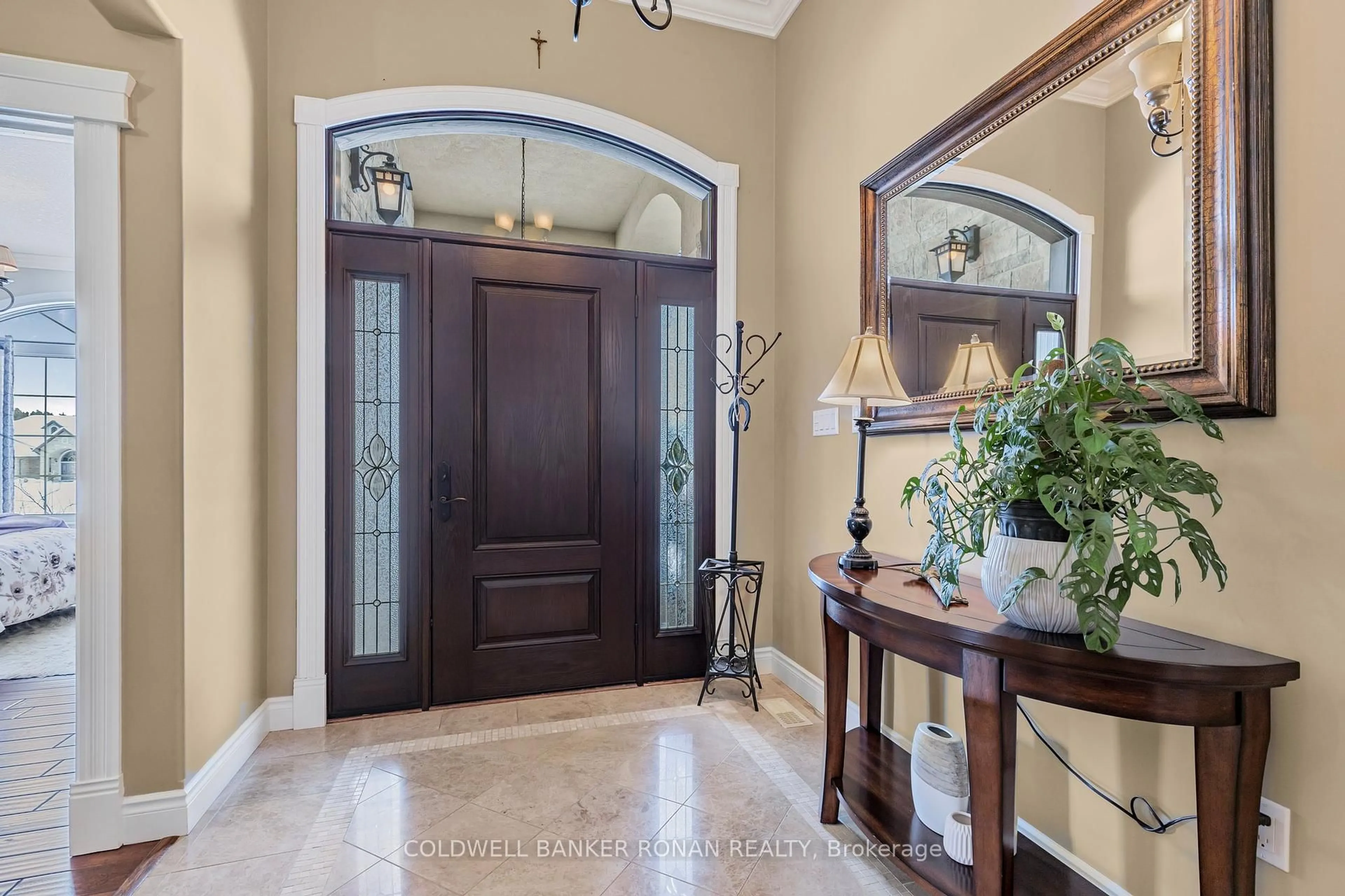 Indoor entryway for 3712 Michael St, Clearview Ontario L0M 1N0