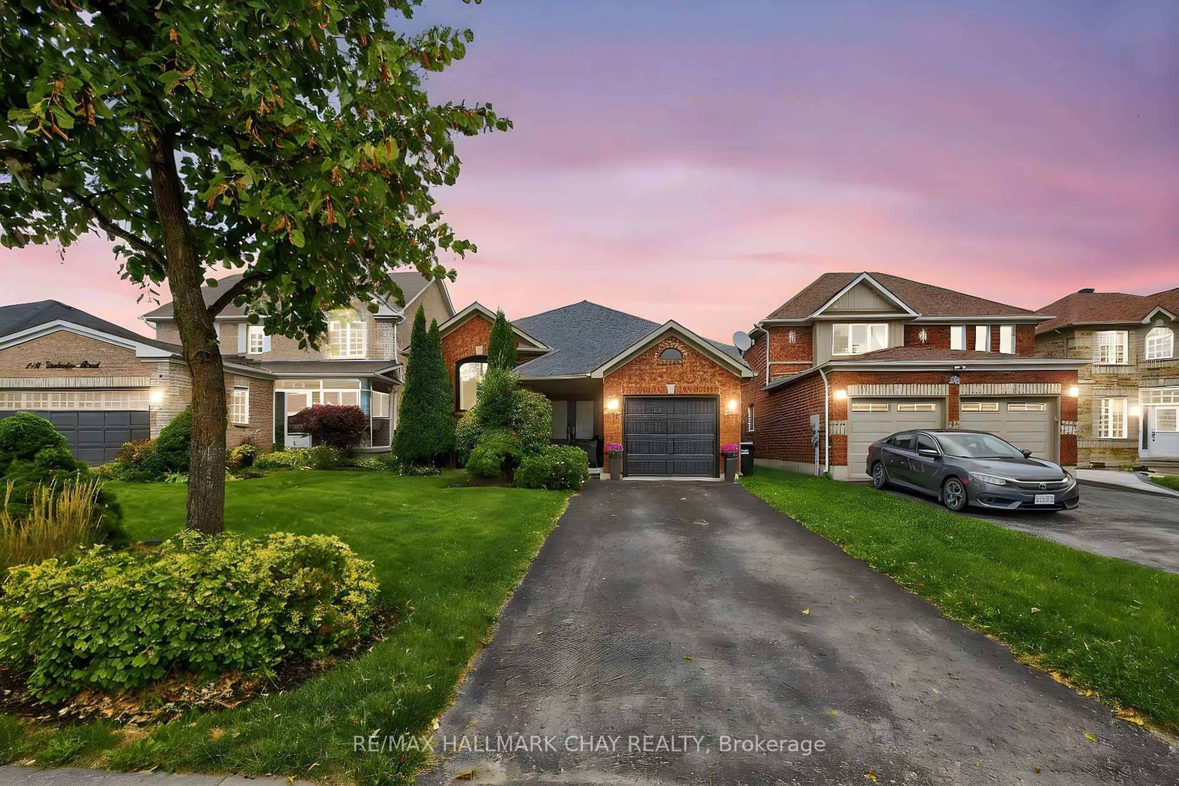 A pic from outside/outdoor area/front of a property/back of a property/a pic from drone, street for 120 Tunbridge Rd, Barrie Ontario L4M 6T1