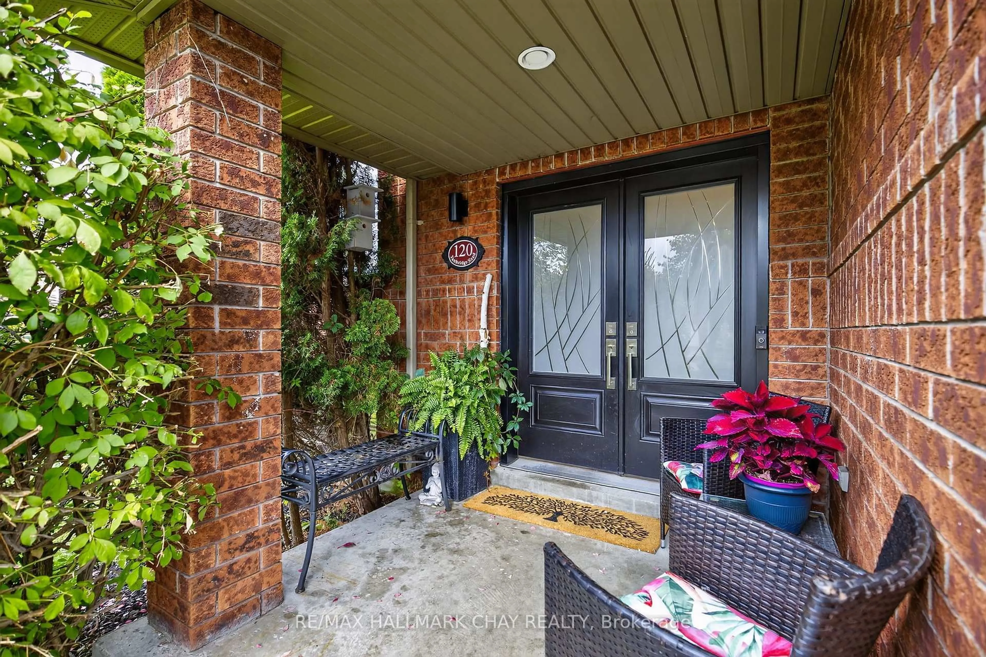 Indoor entryway for 120 Tunbridge Rd, Barrie Ontario L4M 6T1
