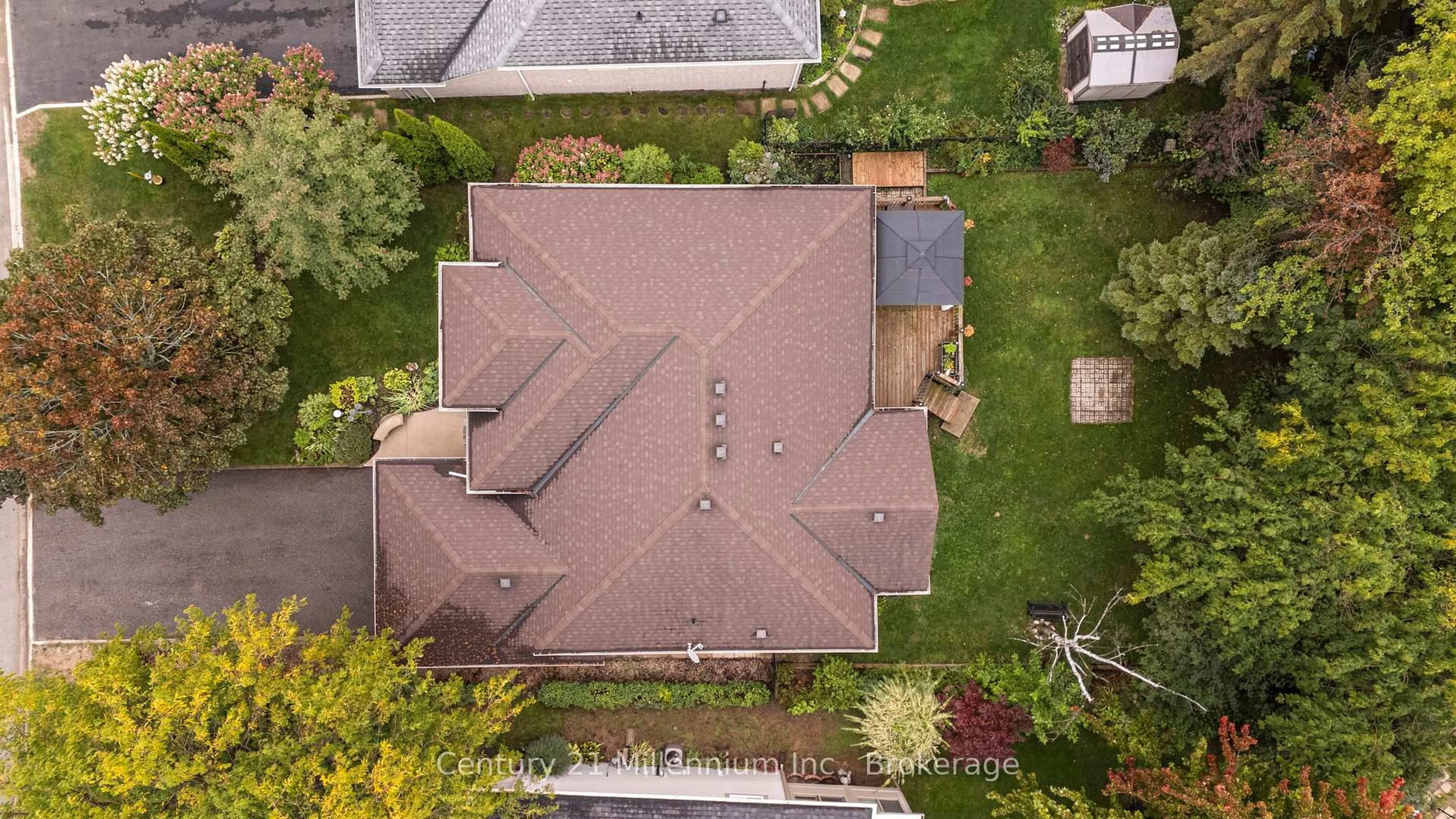 A pic from outside/outdoor area/front of a property/back of a property/a pic from drone, street for 26 Regina Blvd, Wasaga Beach Ontario L9Z 1H7