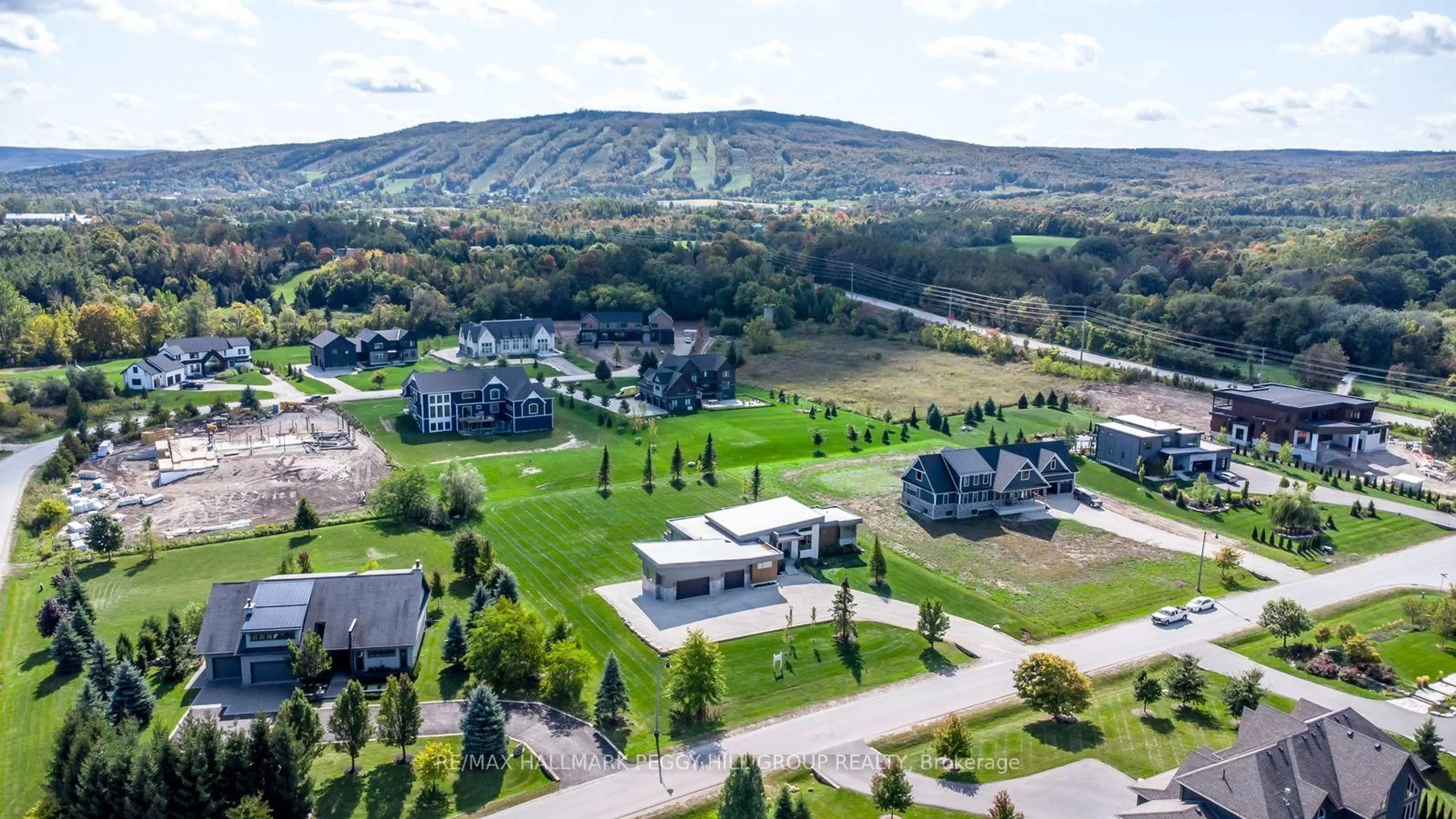 A pic from outside/outdoor area/front of a property/back of a property/a pic from drone, mountain view for 7 Meadowlark Way, Collingwood Ontario L9Y 0K1