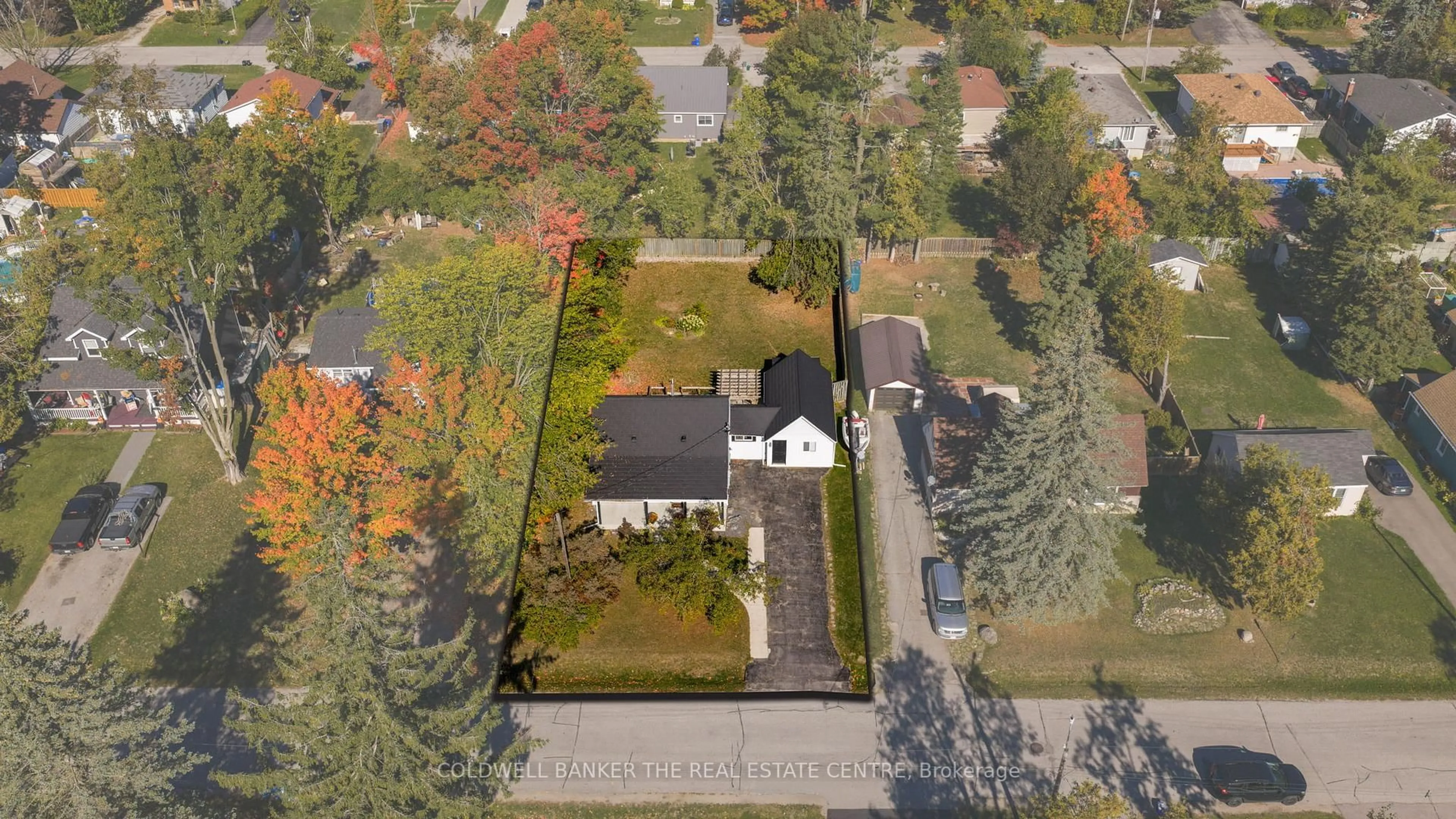 A pic from outside/outdoor area/front of a property/back of a property/a pic from drone, street for 26 George St, Orillia Ontario L3V 2V3