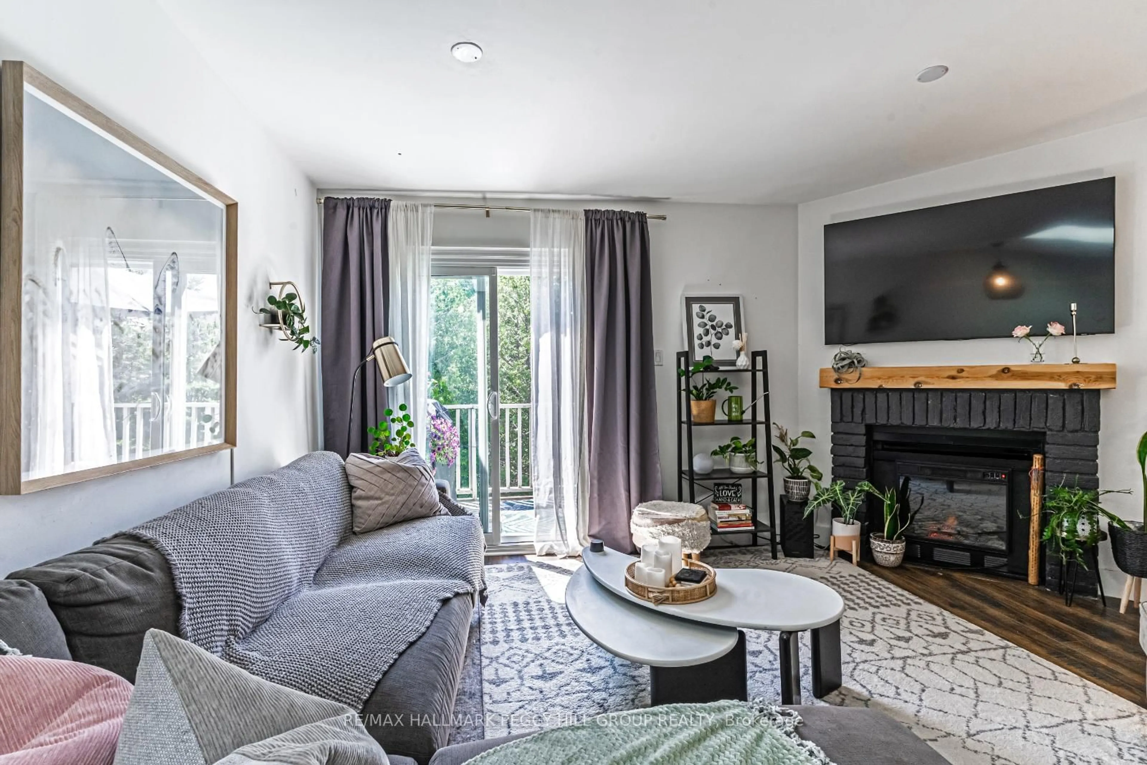 Living room with furniture, unknown for 547 Oxbow Cres, Collingwood Ontario L9Y 5B4
