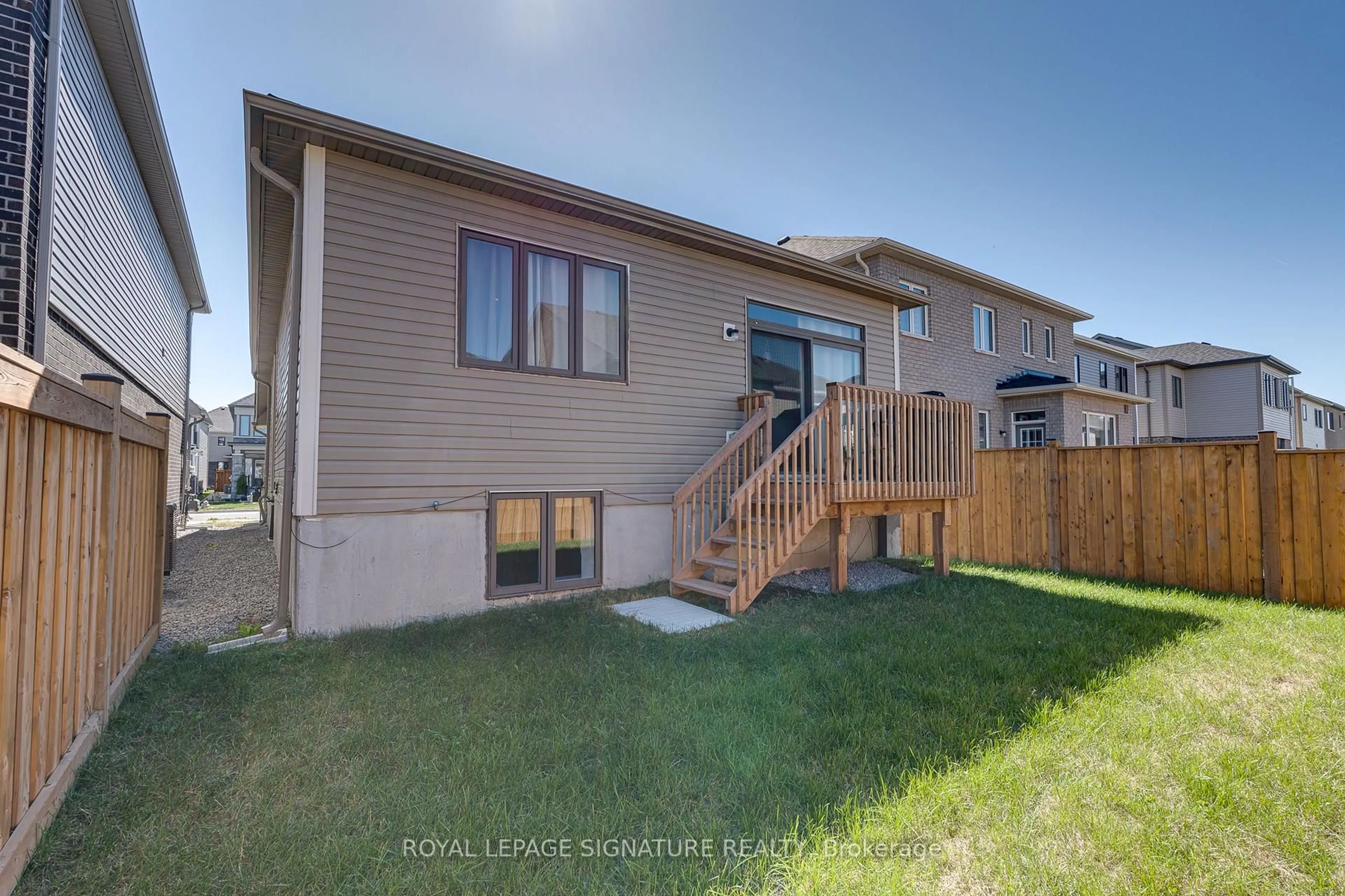 Home with vinyl exterior material, unknown for 62 Bannister Rd, Barrie Ontario L9J 0L7