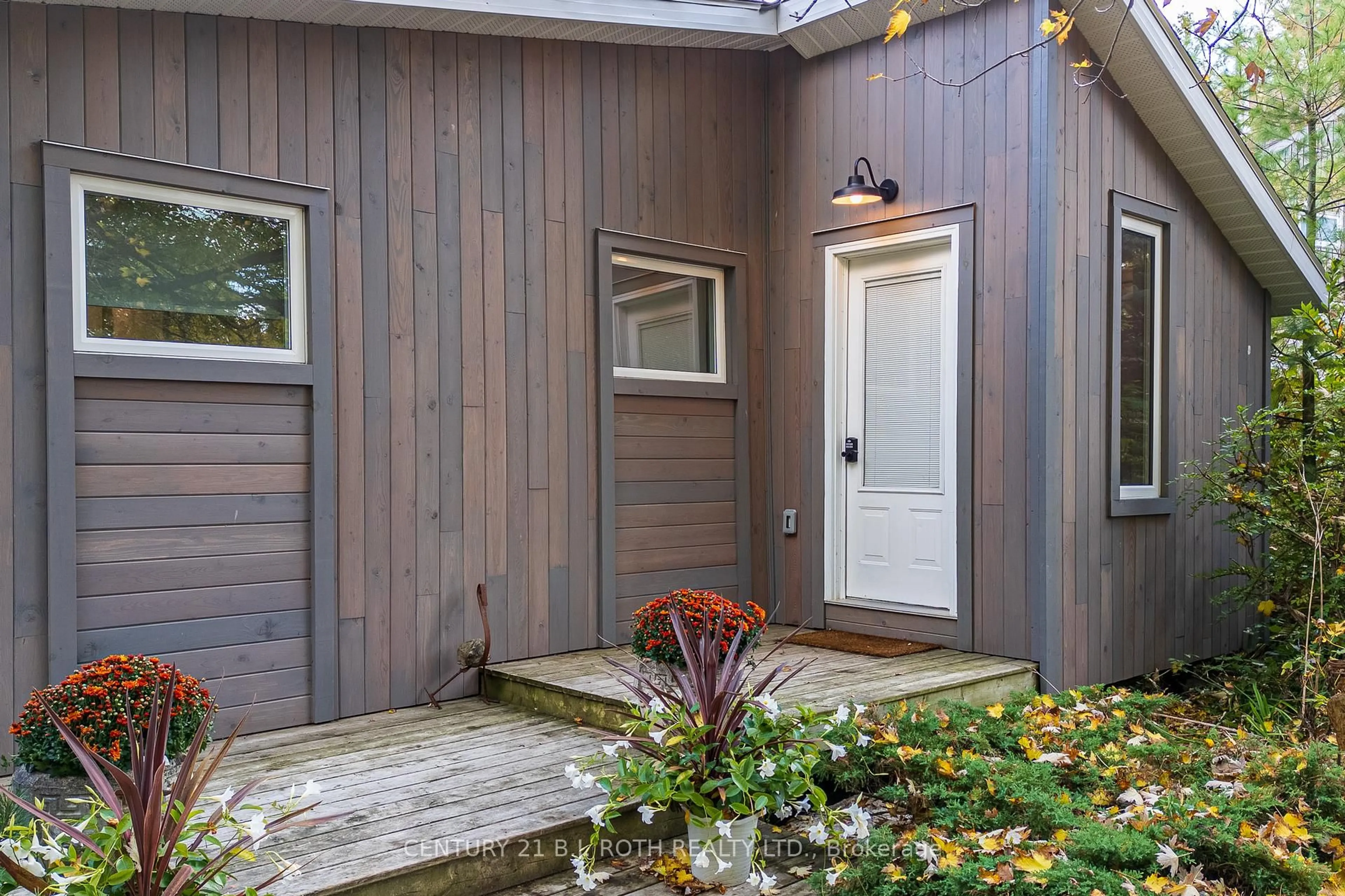 Indoor entryway for 8101 Kings River Rd, Ramara Ontario L0K 2B0