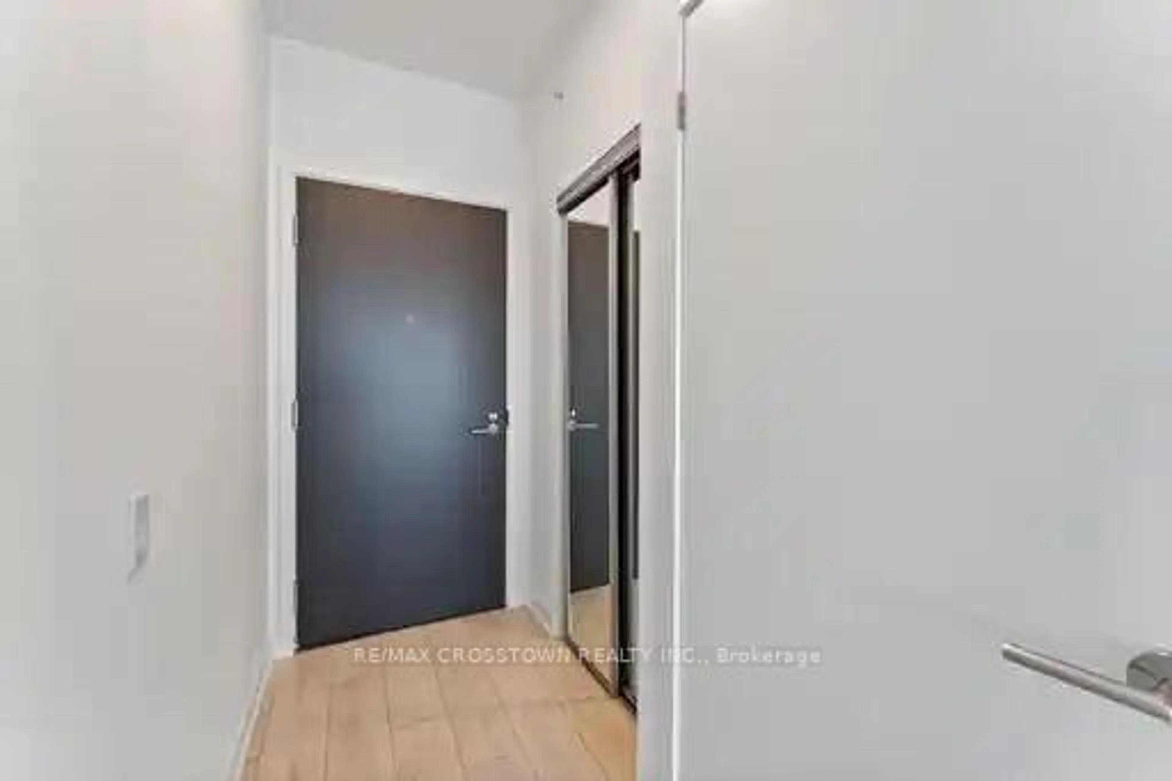 Indoor foyer for 39 Mary St #1710, Barrie Ontario L4N 1S9