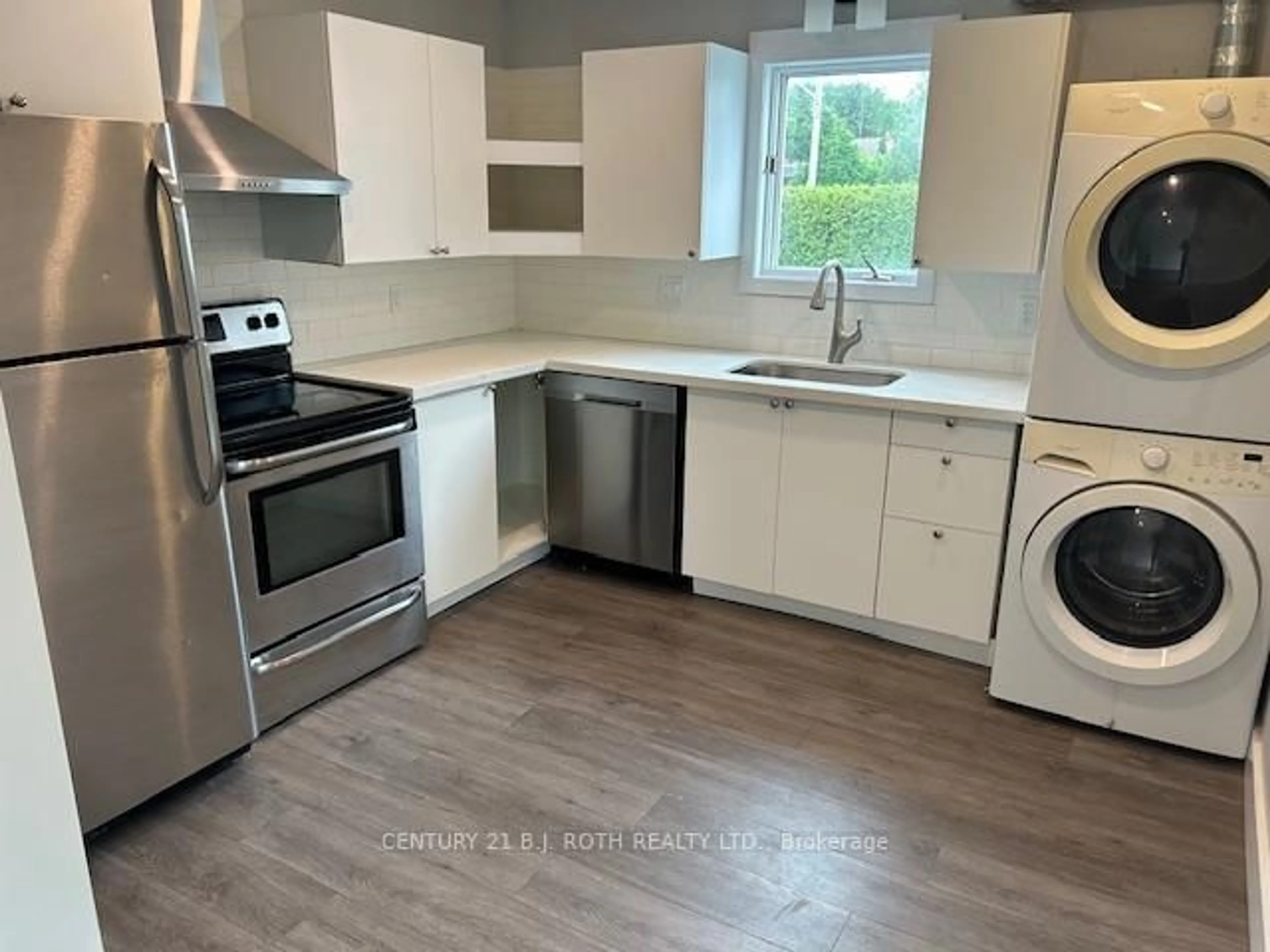 Standard kitchen, wood/laminate floor for 121 Cumberland St, Barrie Ontario L4N 2P8