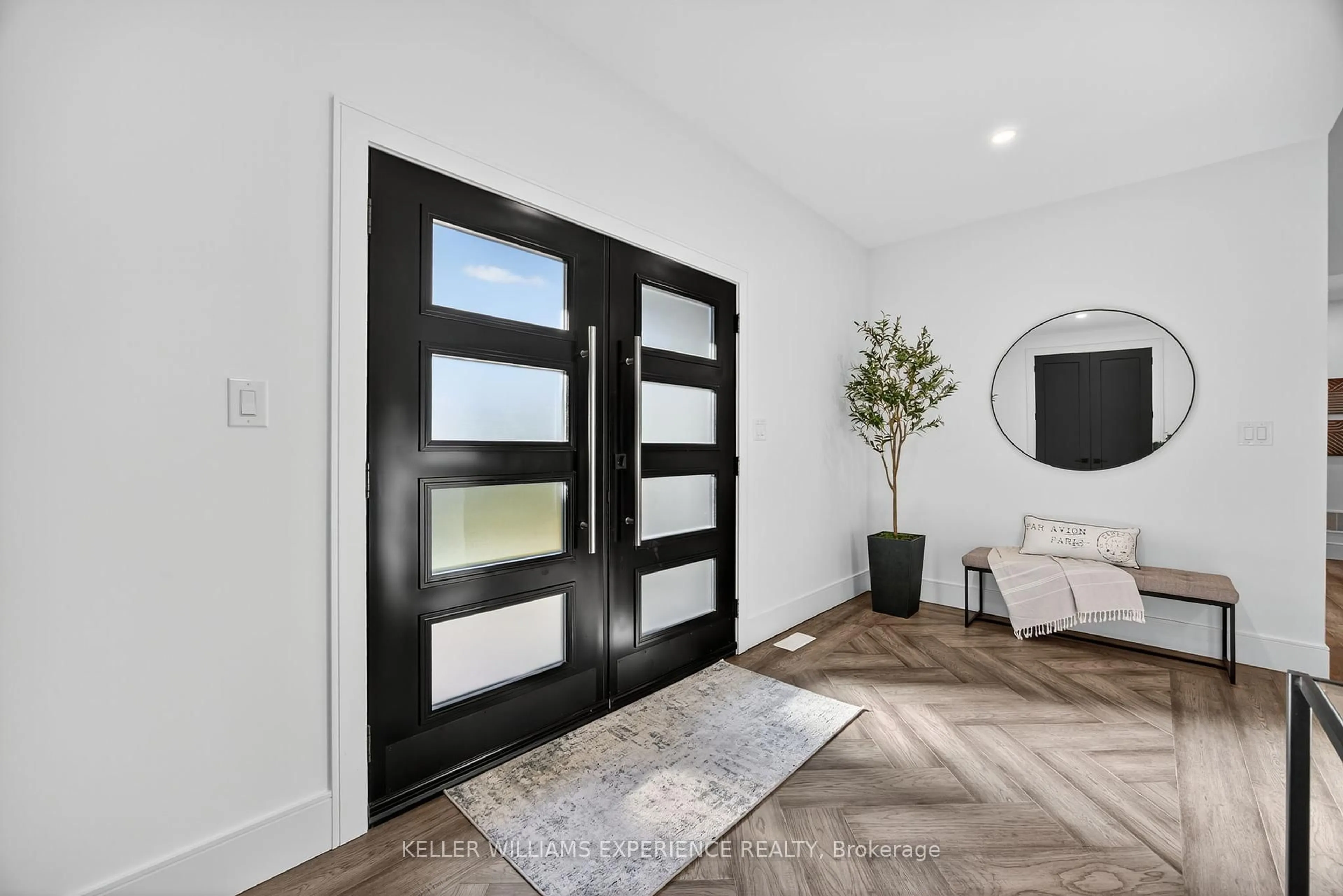 Indoor entryway for 1016 Lakeshore Rd, Oro-Medonte Ontario L0L 1T0