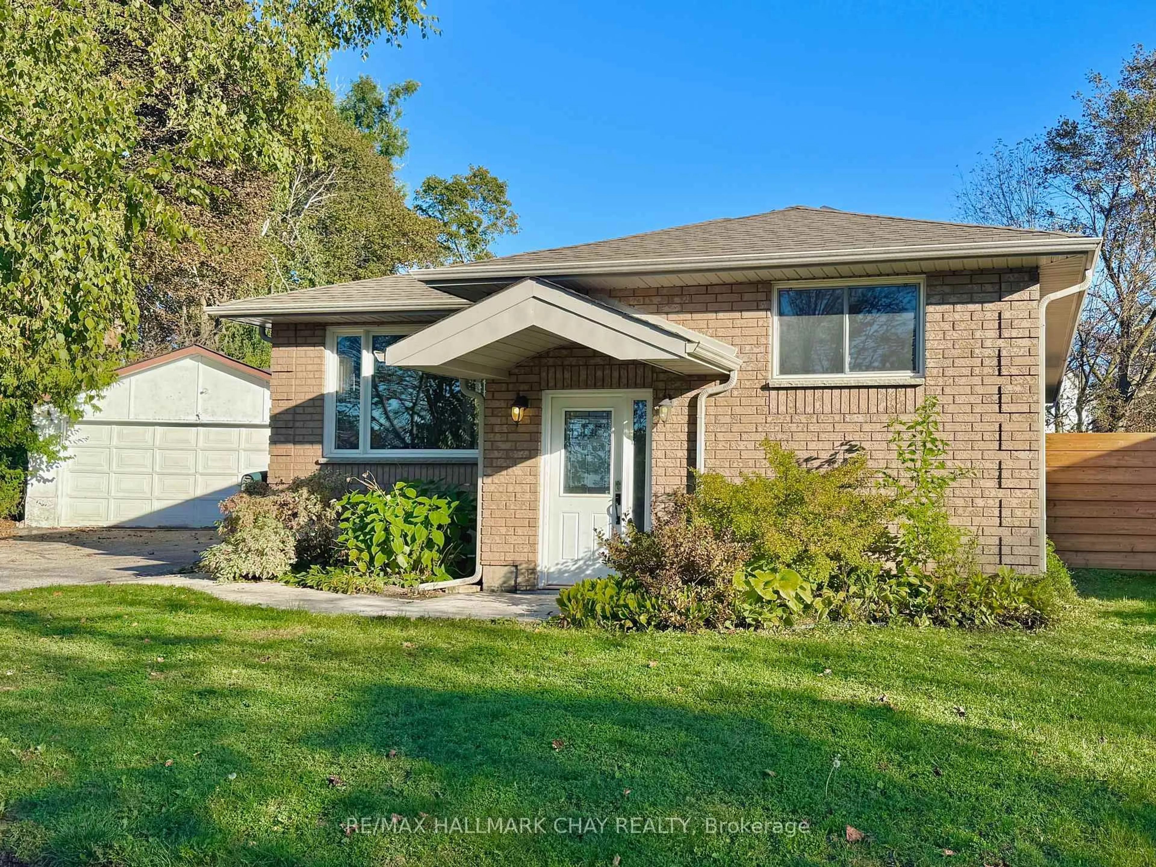 Home with brick exterior material, street for 29 Oakley Park Sq, Barrie Ontario L4M 2K2