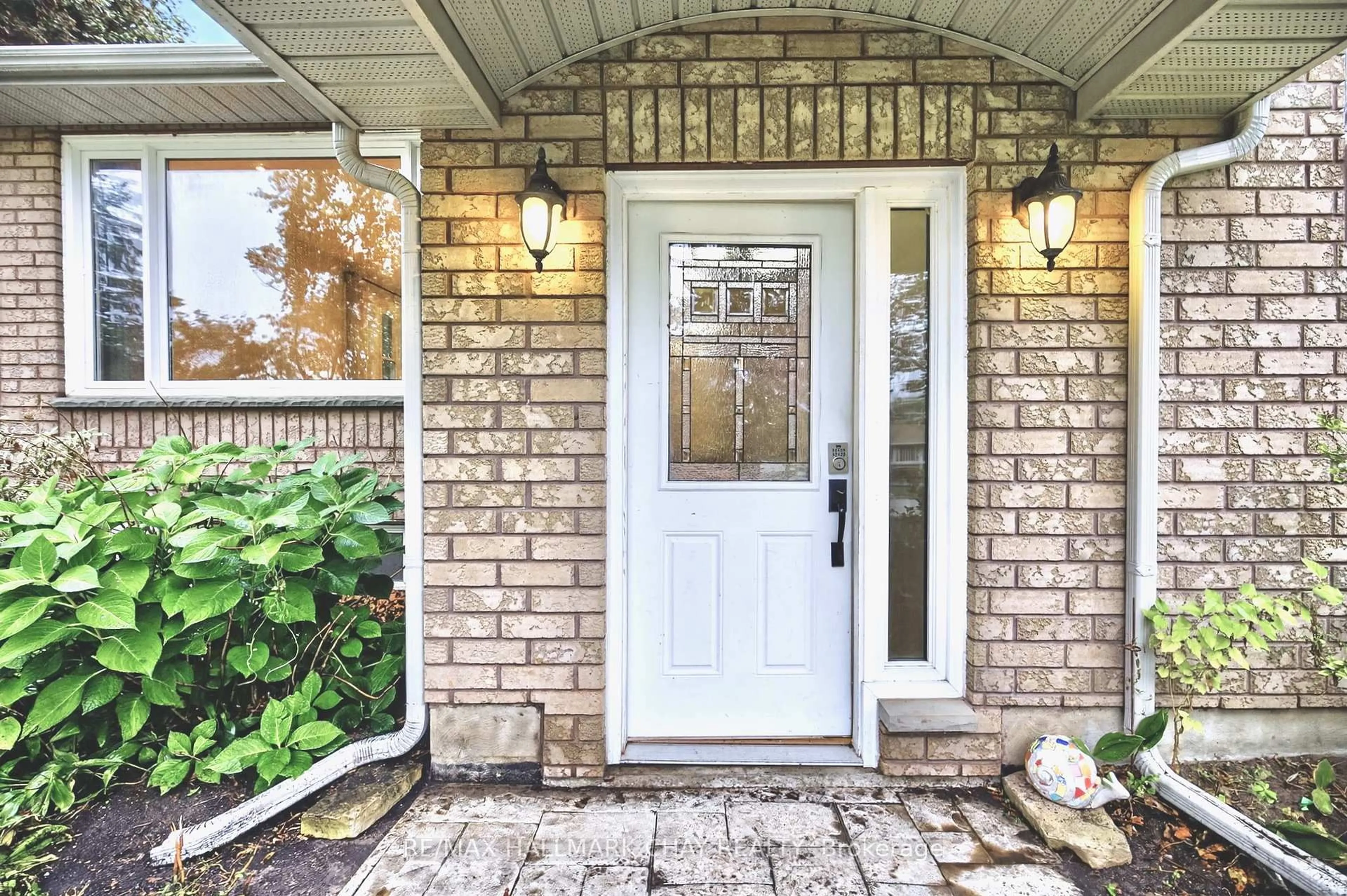 Indoor entryway for 29 Oakley Park Sq, Barrie Ontario L4M 2K2