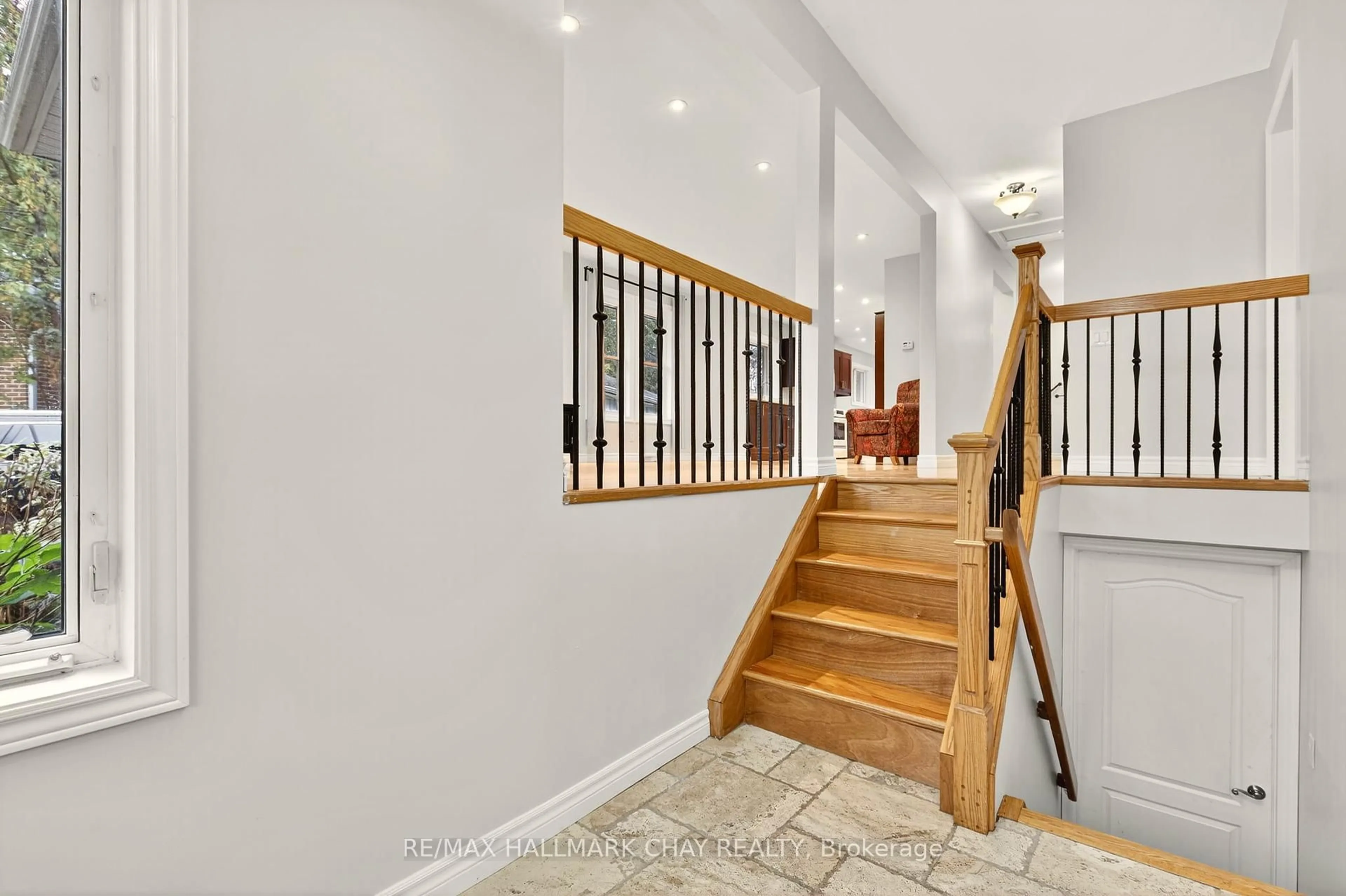 Indoor foyer for 29 Oakley Park Sq, Barrie Ontario L4M 2K2