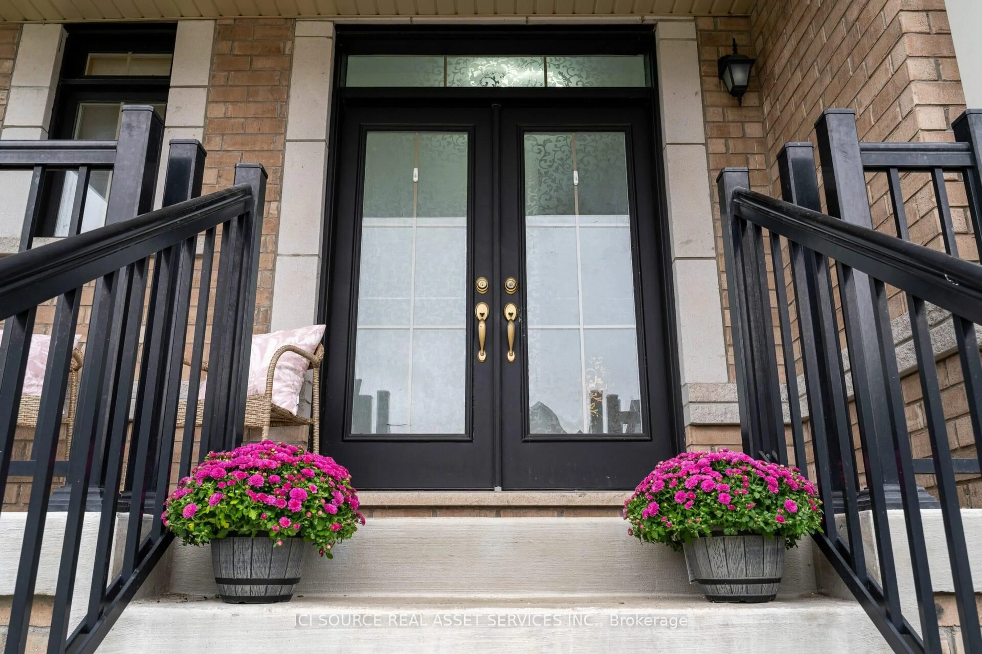 Indoor entryway for 54 Portland St, Collingwood Ontario L9Y 3Z6
