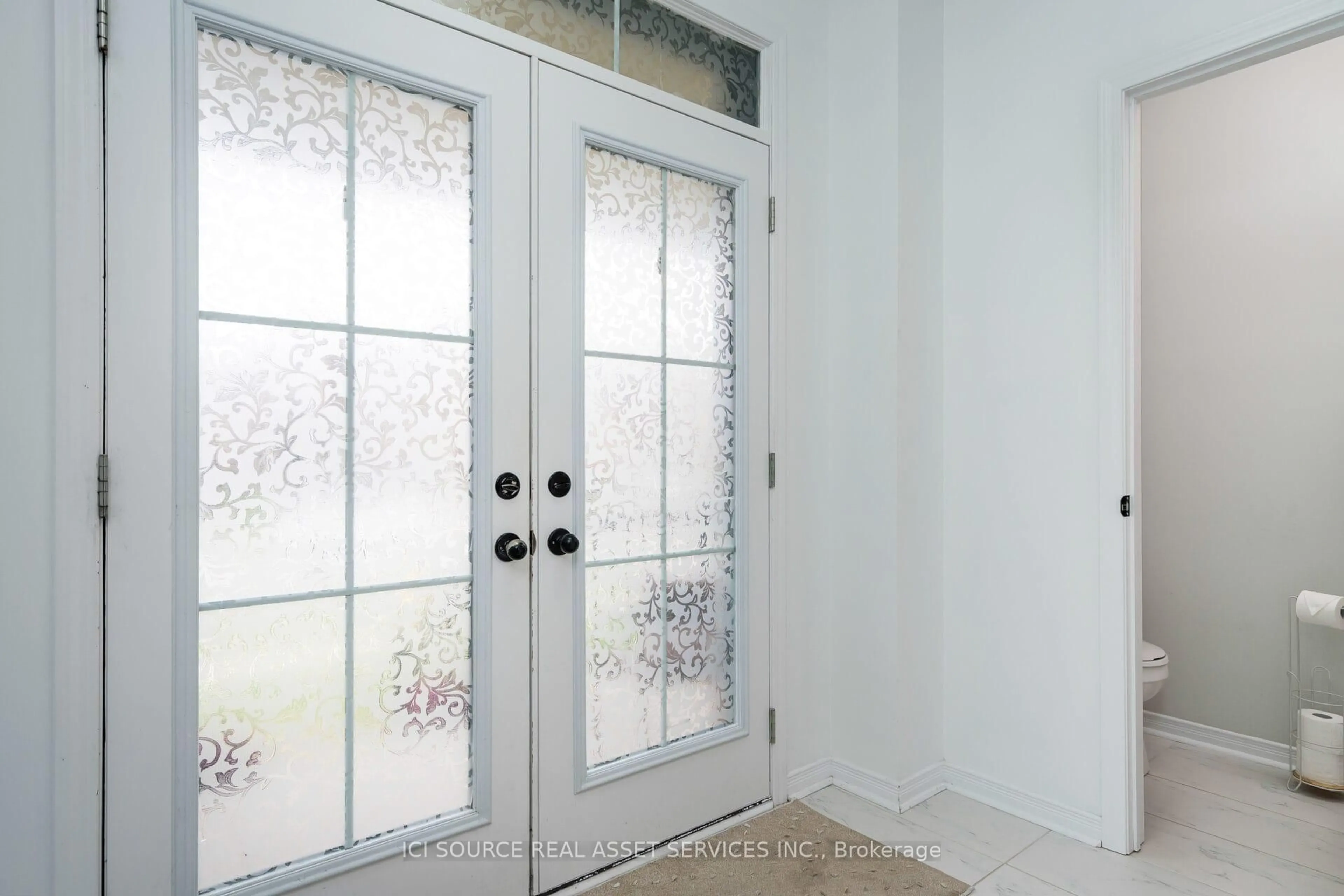 Indoor entryway for 54 Portland St, Collingwood Ontario L9Y 3Z6