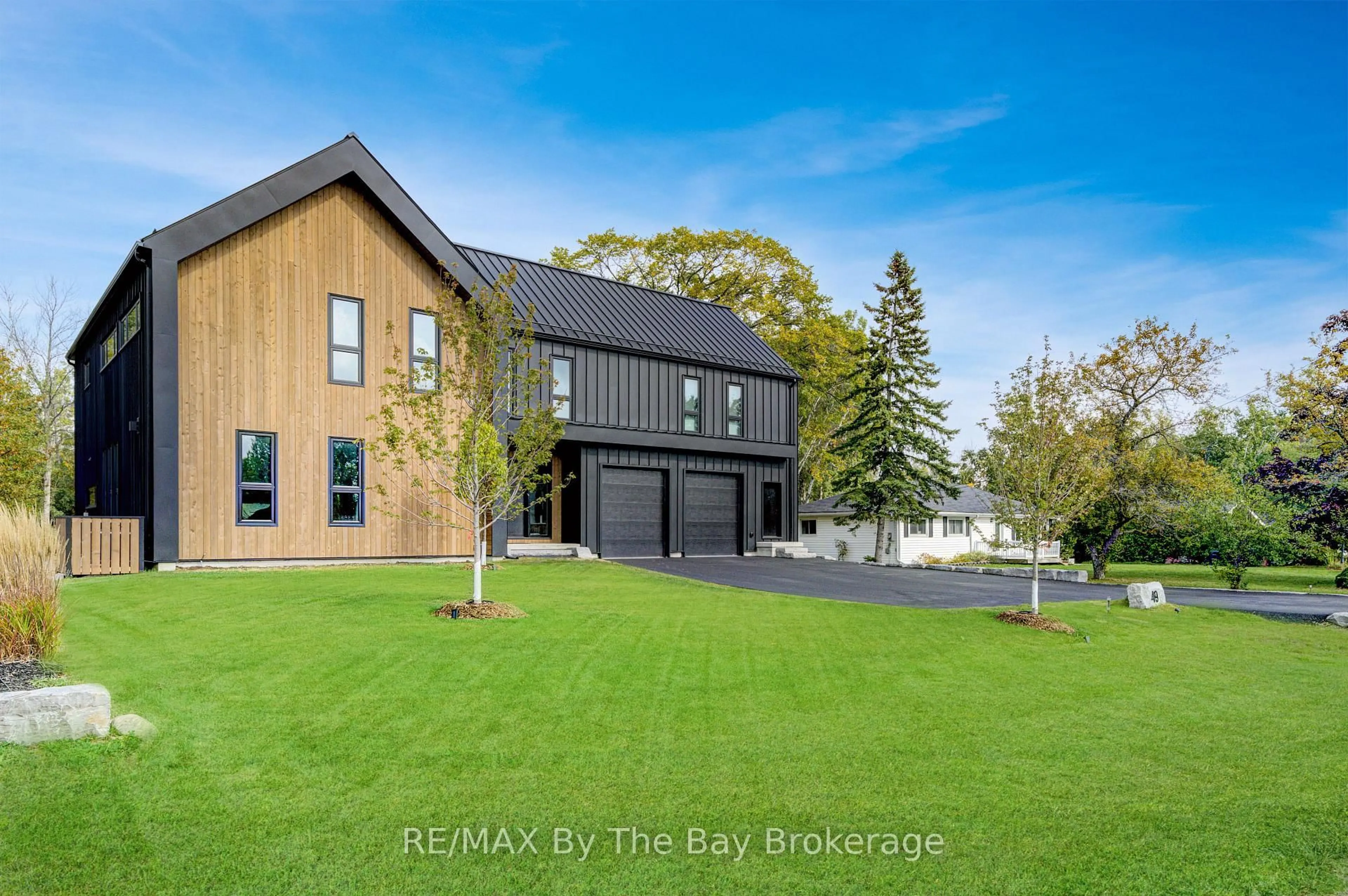 A pic from outside/outdoor area/front of a property/back of a property/a pic from drone, building for 49 Broadview St, Collingwood Ontario L9Y 0X2