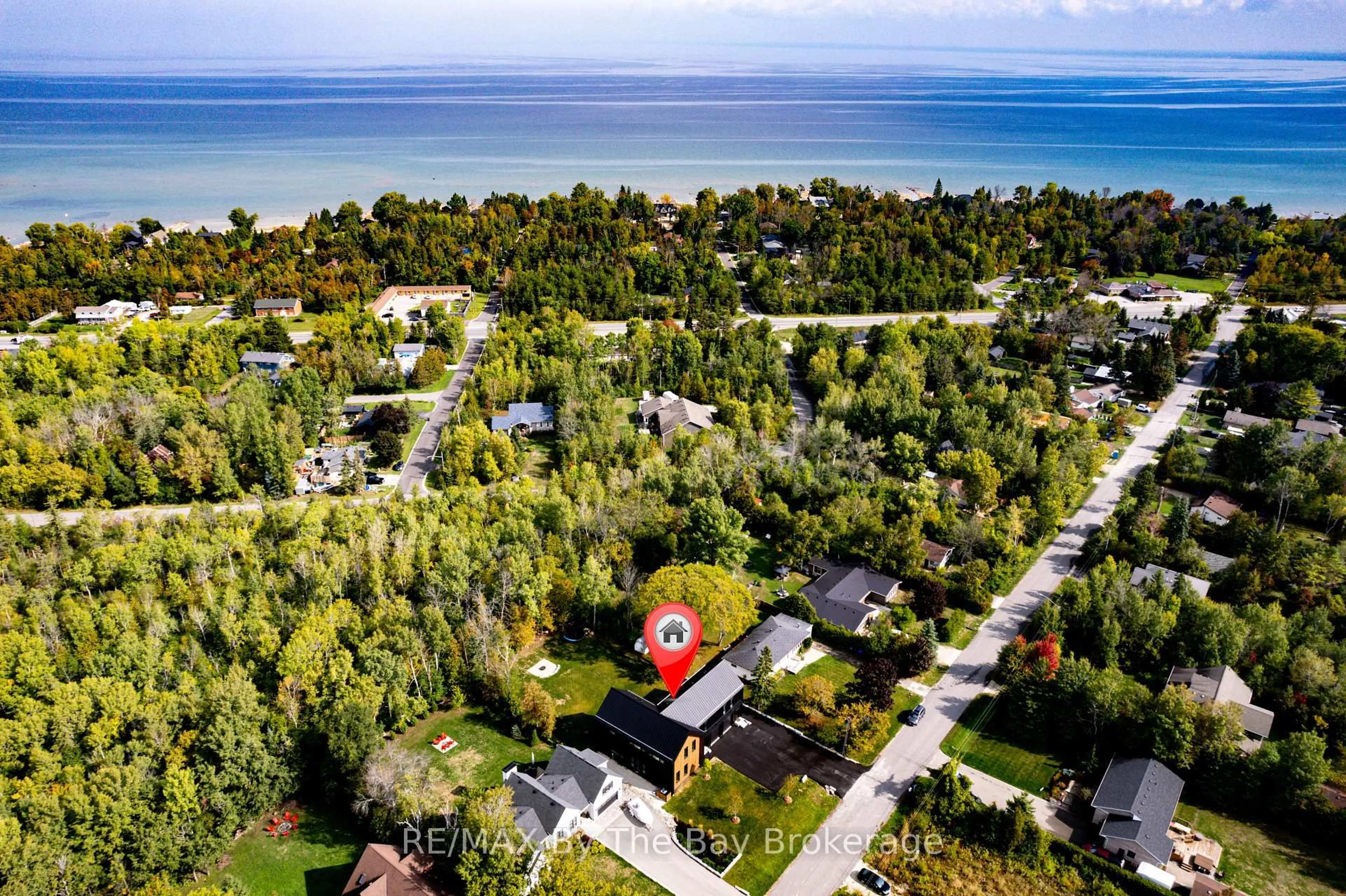A pic from outside/outdoor area/front of a property/back of a property/a pic from drone, water/lake/river/ocean view for 49 Broadview St, Collingwood Ontario L9Y 0X2