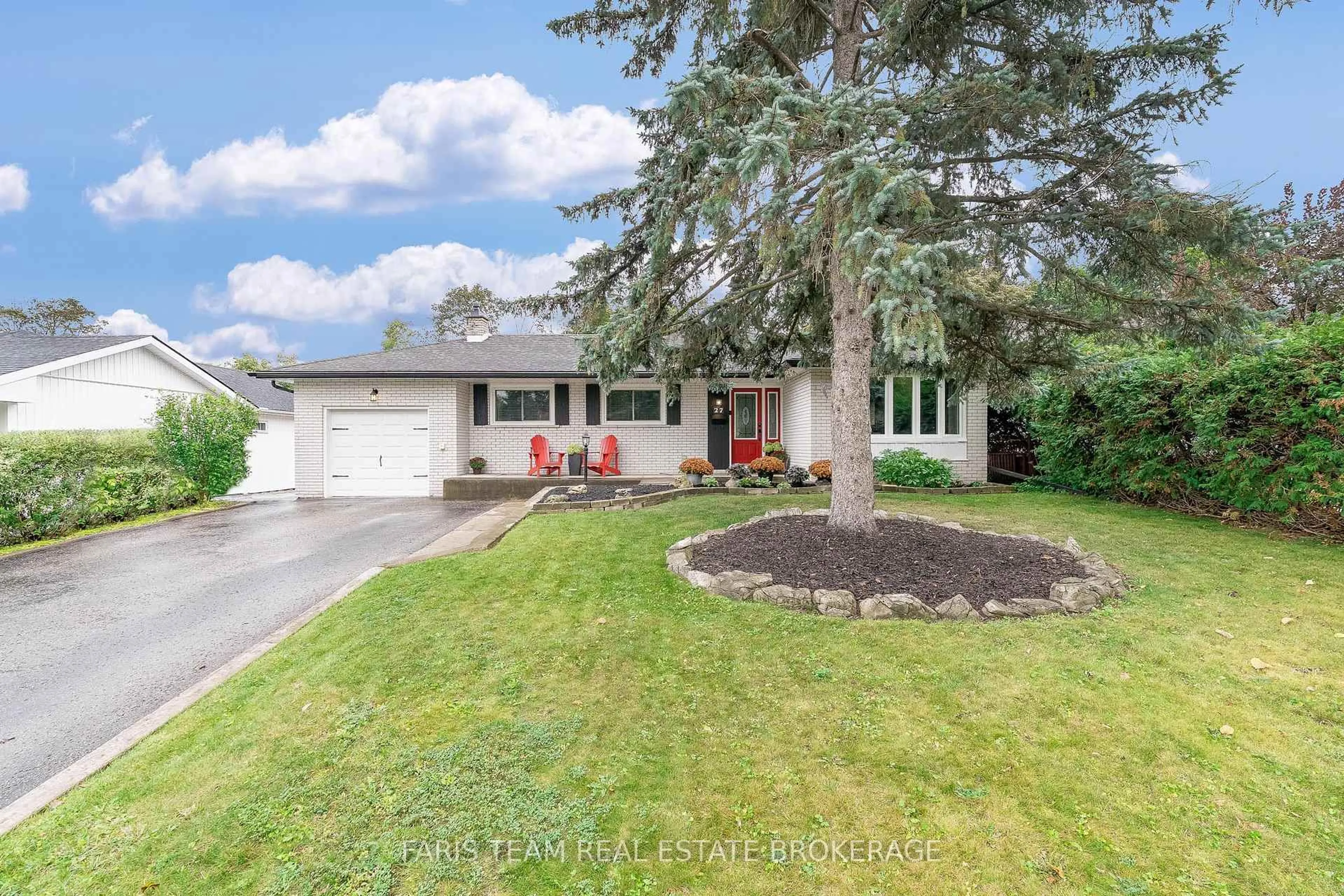 A pic from outside/outdoor area/front of a property/back of a property/a pic from drone, street for 27 Ottaway Ave, Barrie Ontario L4M 2W6