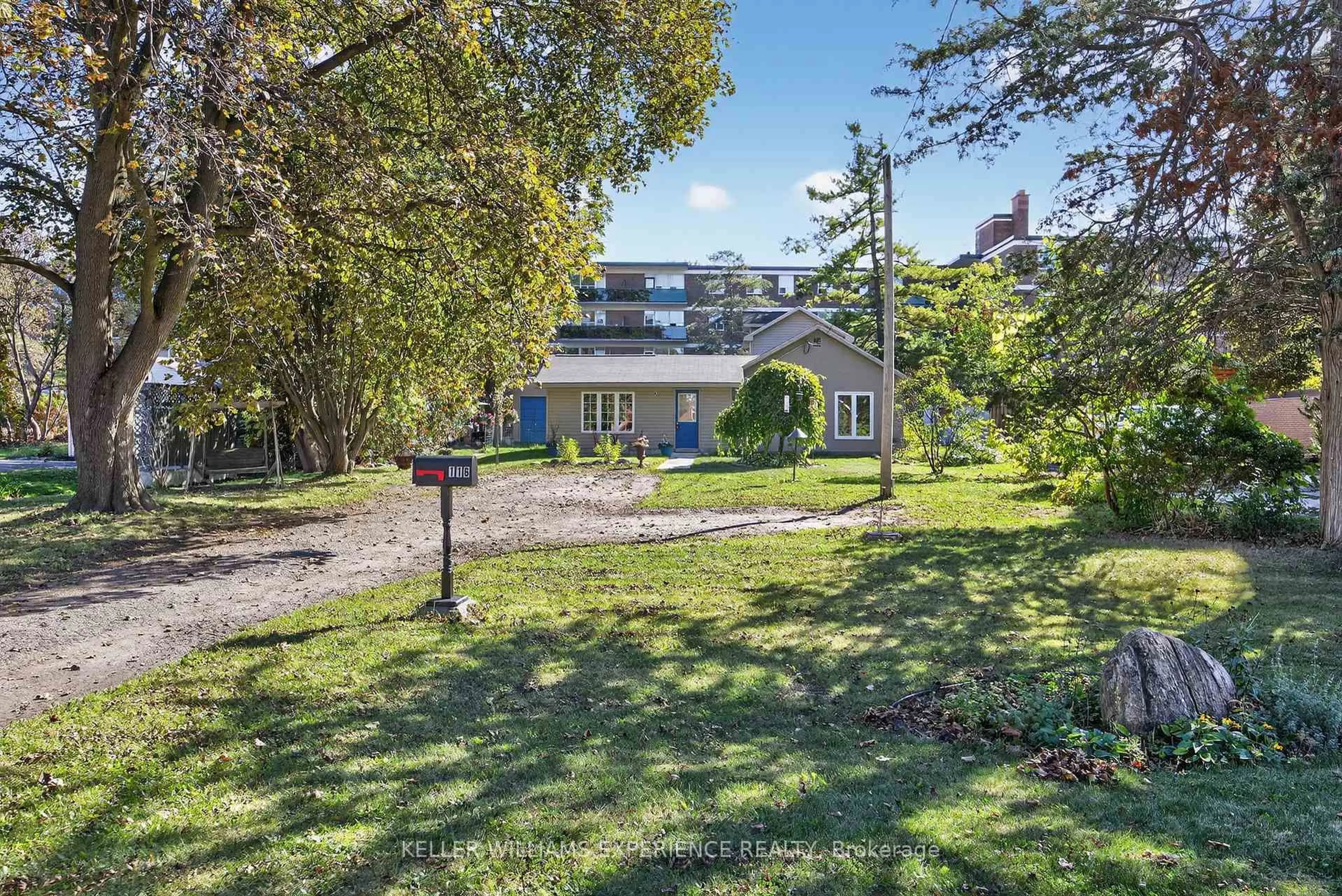 A pic from outside/outdoor area/front of a property/back of a property/a pic from drone, unknown for 116 BURTON Ave, Barrie Ontario L4N 2R8