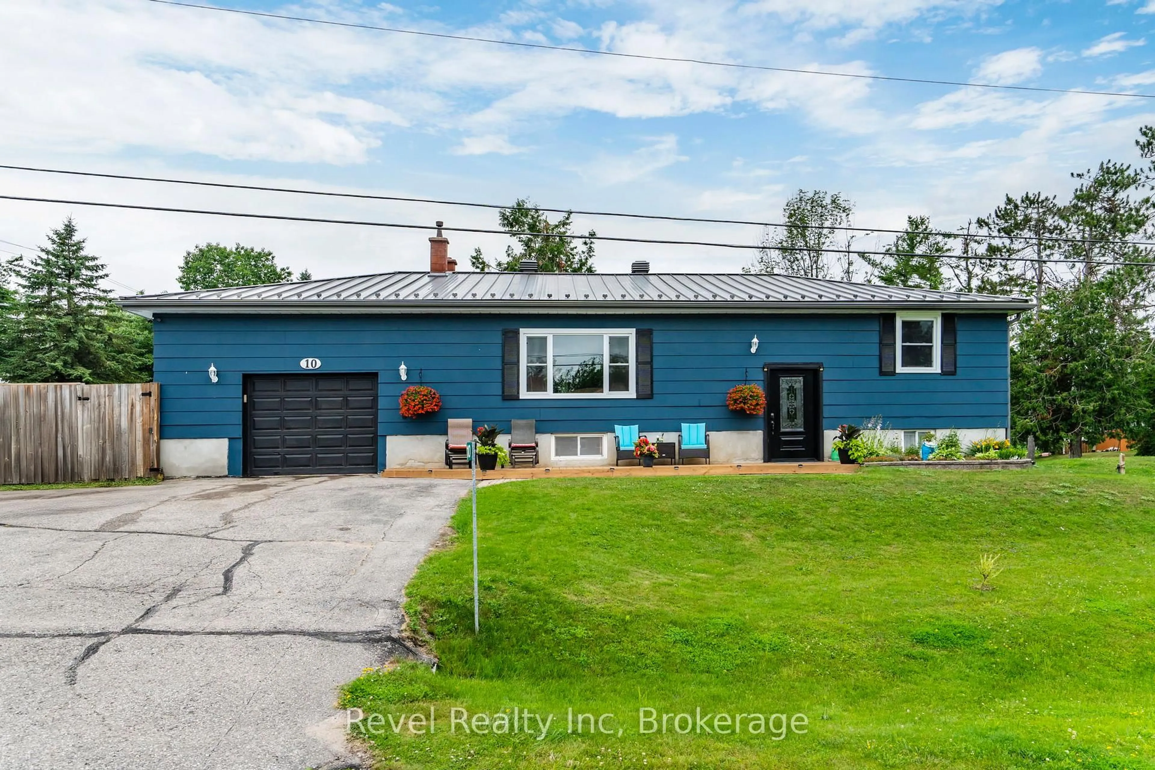A pic from outside/outdoor area/front of a property/back of a property/a pic from drone, street for 10 Jamieson Cres, Oro-Medonte Ontario L3V 6H1
