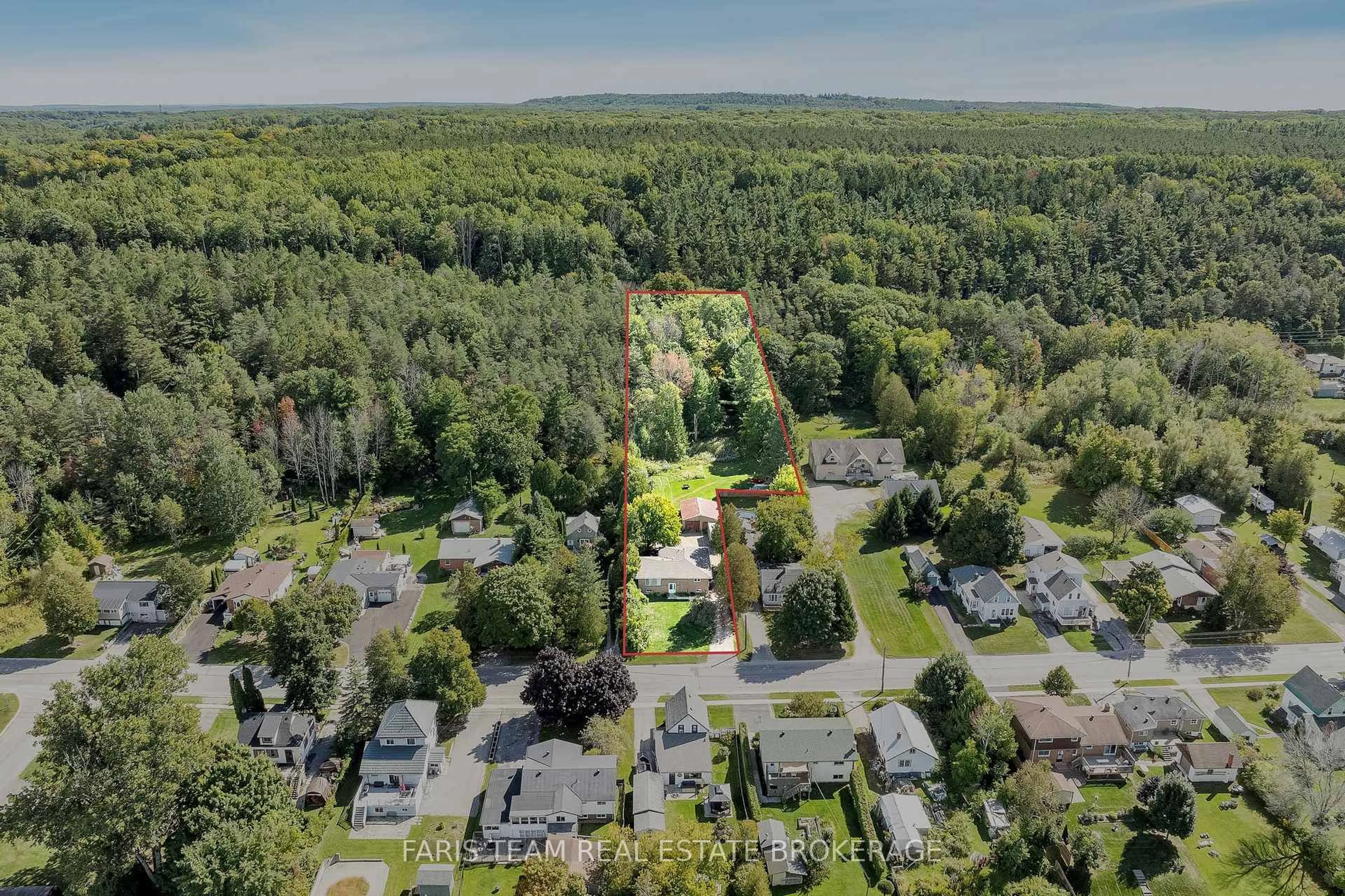 A pic from outside/outdoor area/front of a property/back of a property/a pic from drone, forest/trees view for 136 Poyntz St, Penetanguishene Ontario L9M 1P4