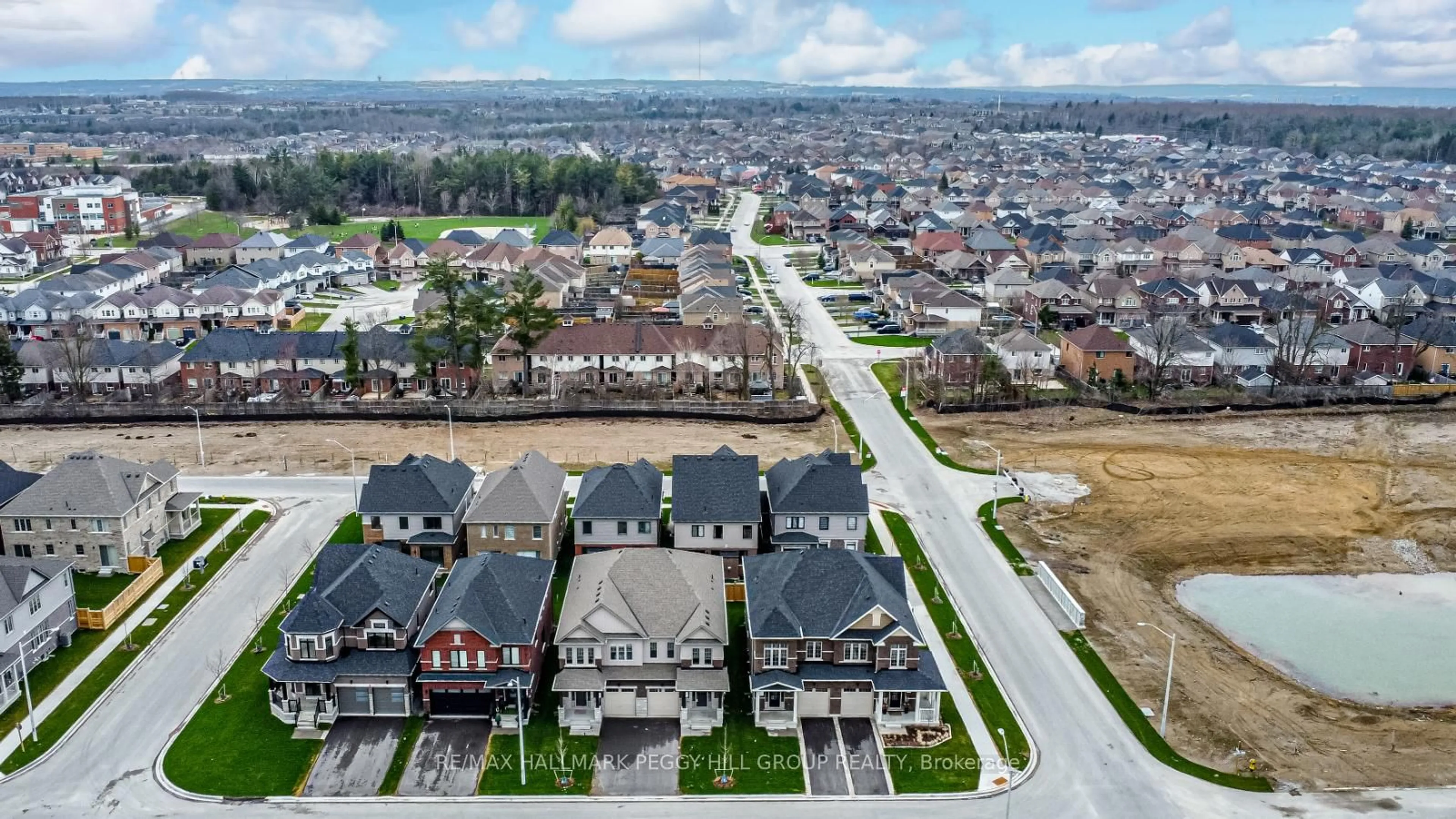 A pic from outside/outdoor area/front of a property/back of a property/a pic from drone, street for 25 Amsterdam Dr, Barrie Ontario L9J 0Z4