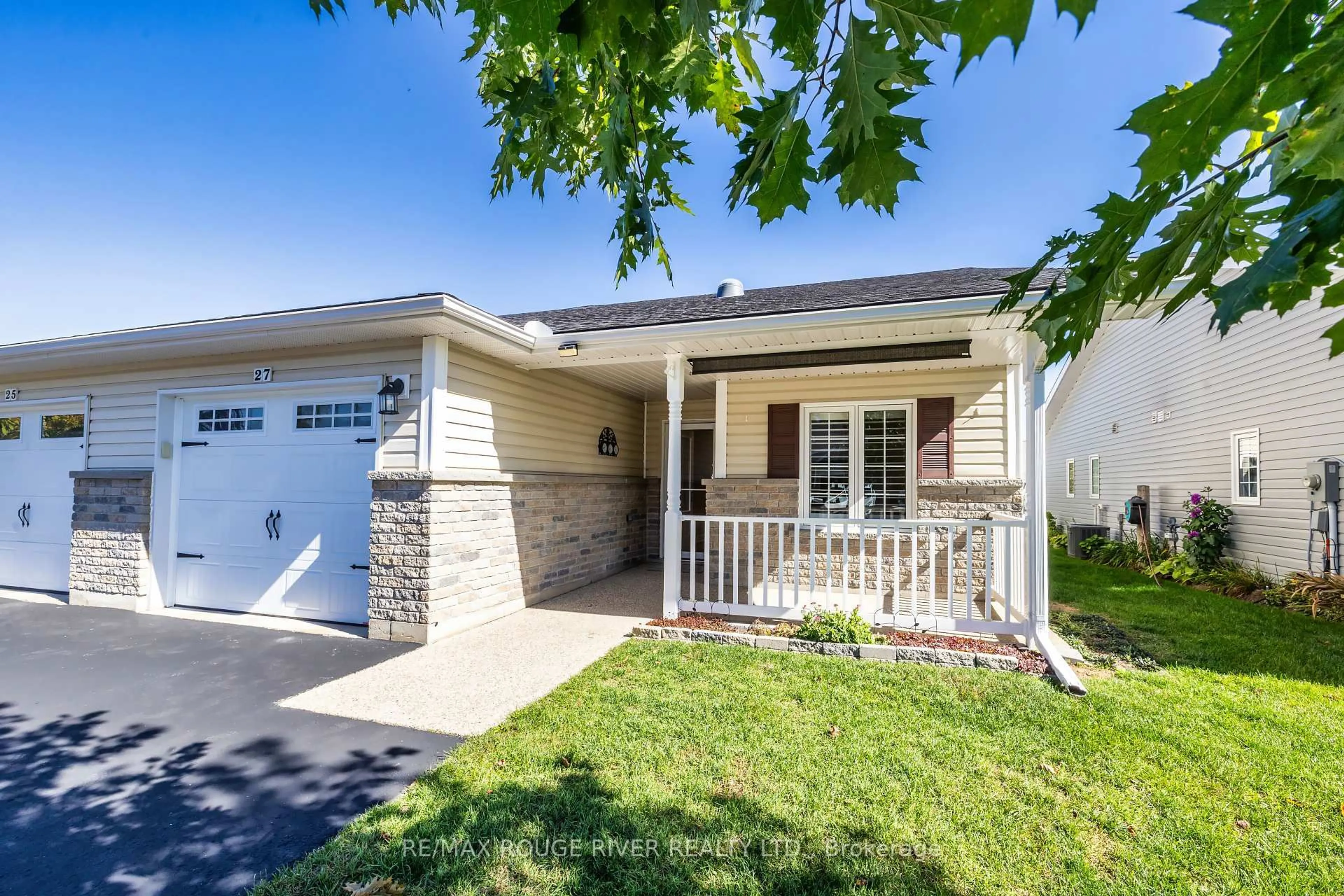 Home with vinyl exterior material, street for 27 New York Ave, Wasaga Beach Ontario L9Z 3A8