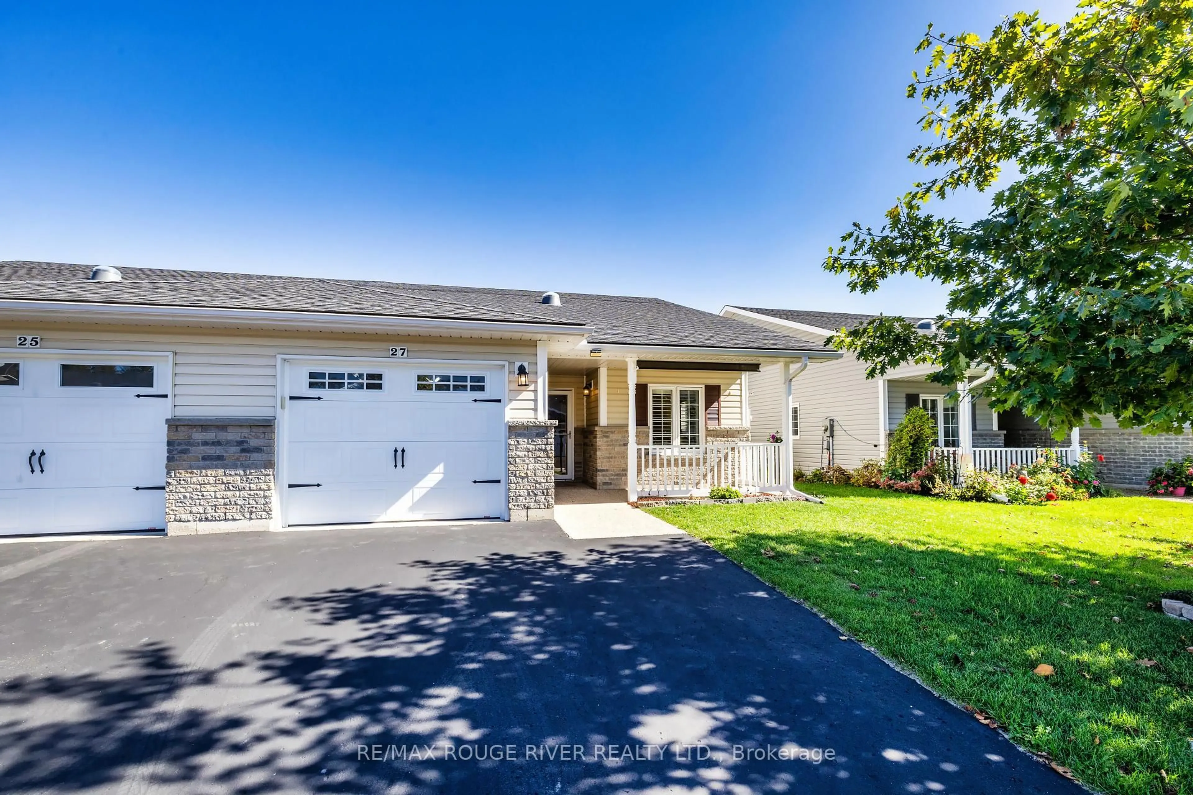 Home with vinyl exterior material, street for 27 New York Ave, Wasaga Beach Ontario L9Z 3A8