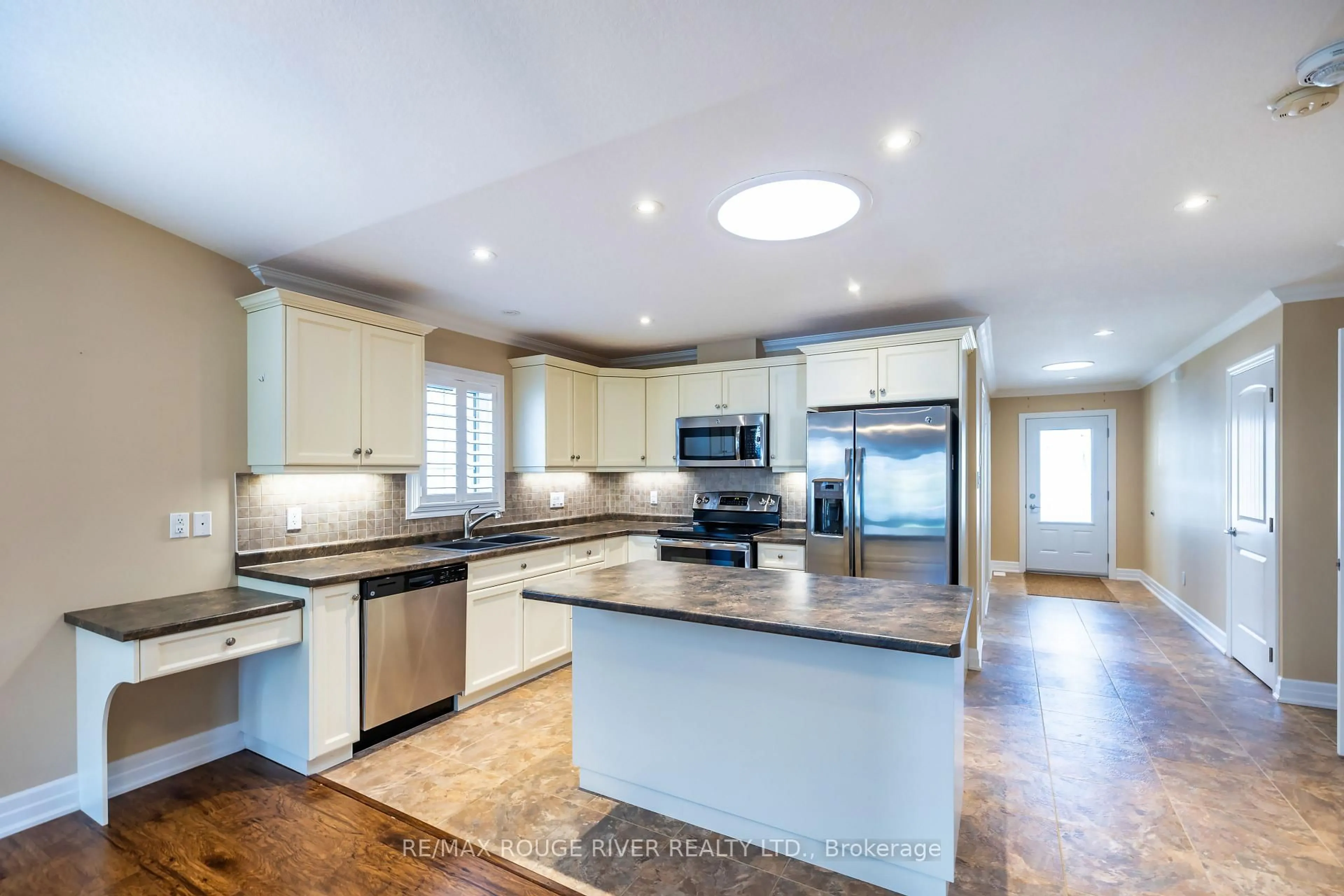 Open concept kitchen, ceramic/tile floor for 27 New York Ave, Wasaga Beach Ontario L9Z 3A8