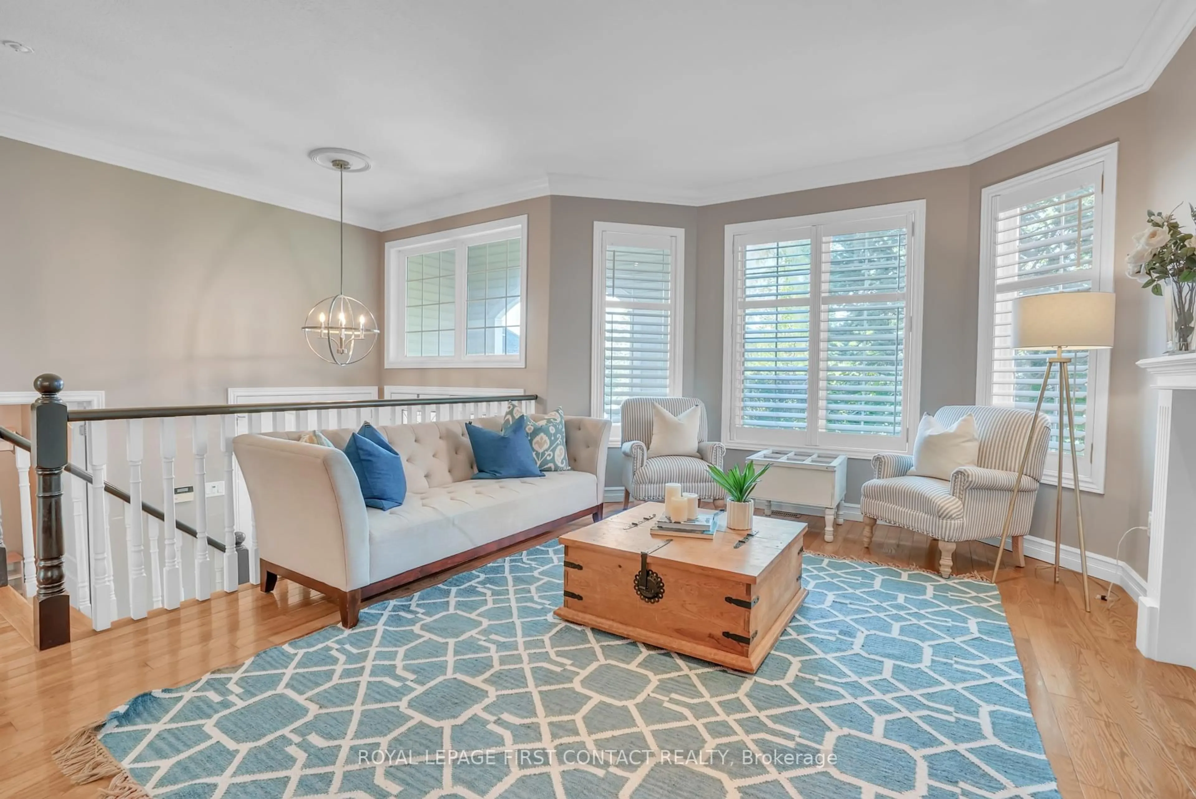 Living room with furniture, carpet floor for 28 Windsor Cres, Barrie Ontario L4N 0K3