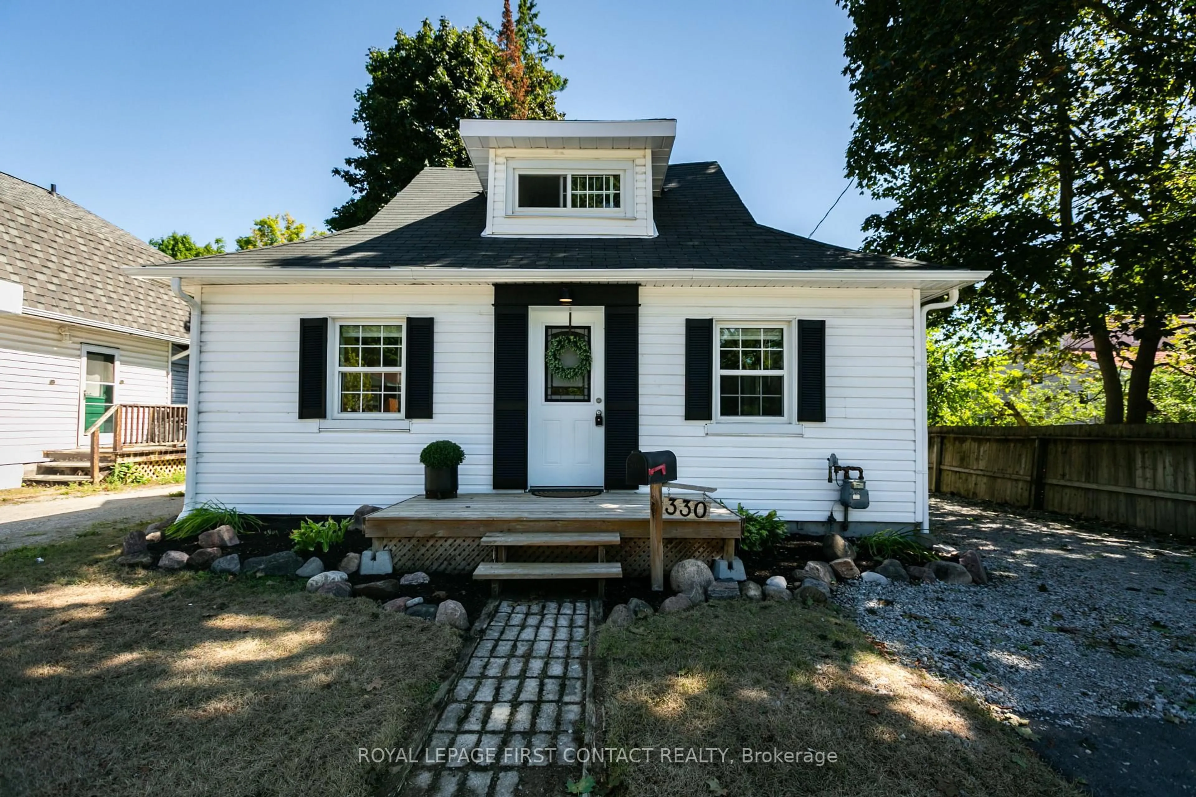 Home with vinyl exterior material, street for 330 Laclie St, Orillia Ontario L3V 4P3