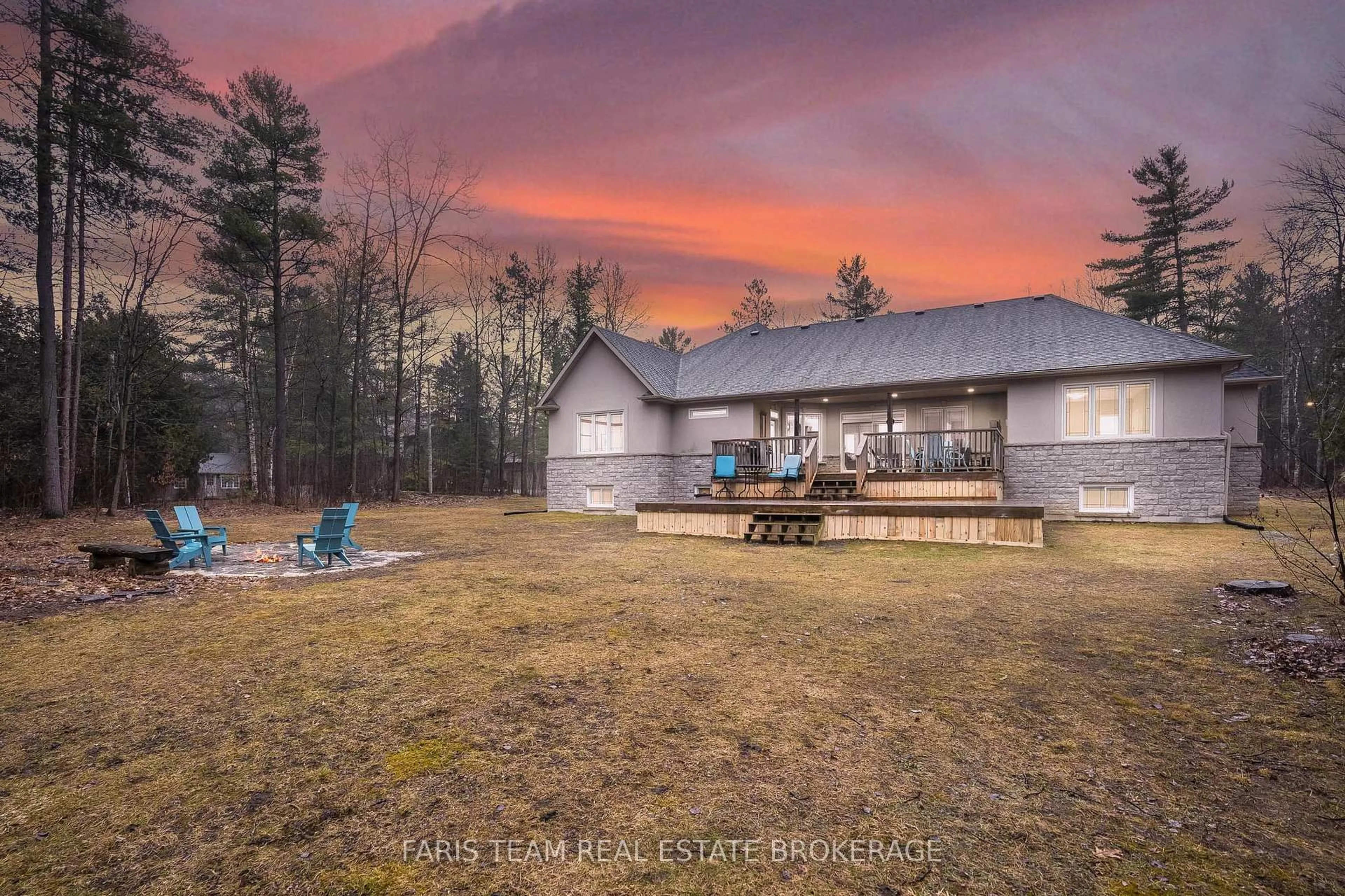 A pic from outside/outdoor area/front of a property/back of a property/a pic from drone, building for 138 Knox Rd, Wasaga Beach Ontario L9Z 2T5