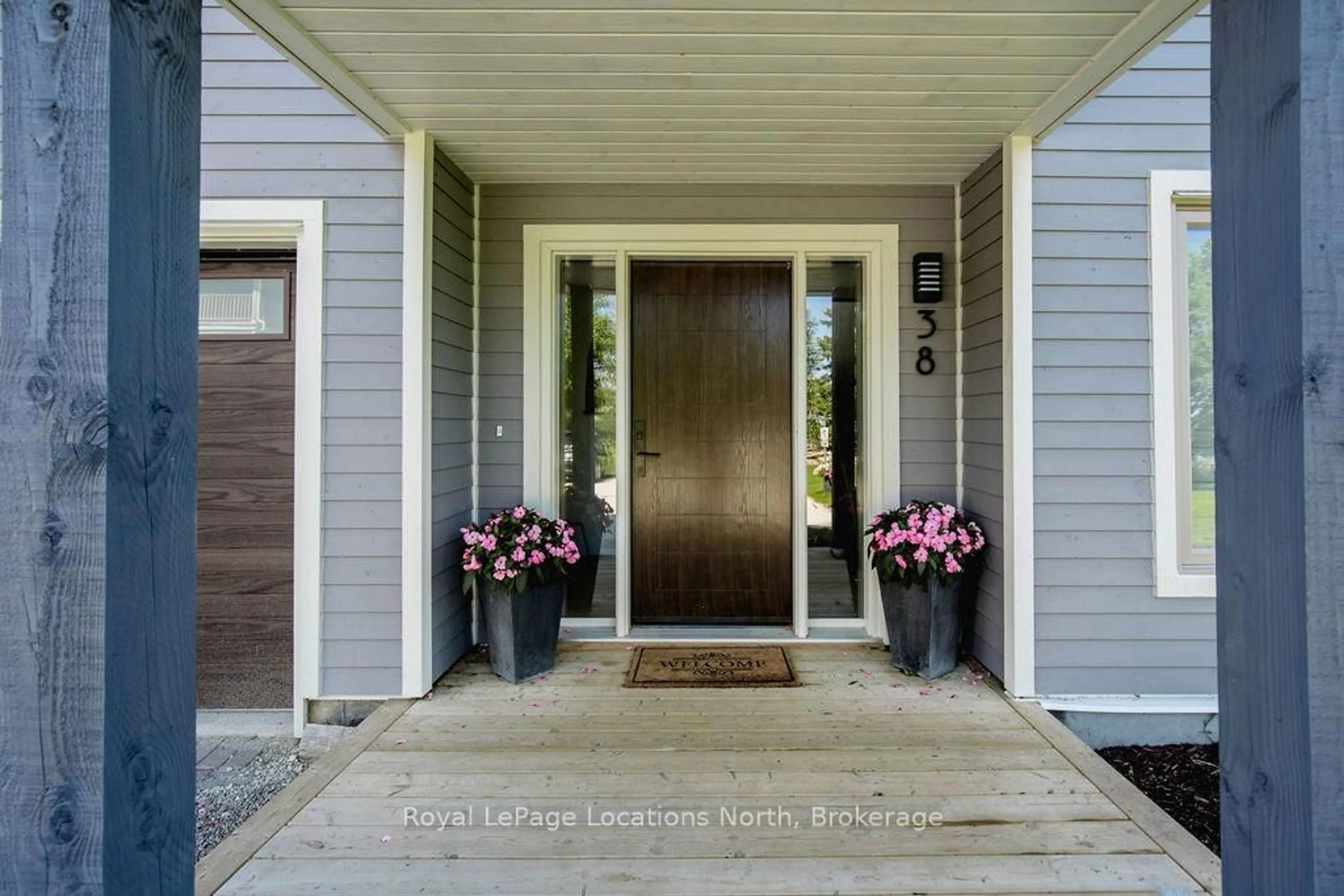 Indoor entryway for 38 Lighthouse Lane, Collingwood Ontario L9Y 5C8