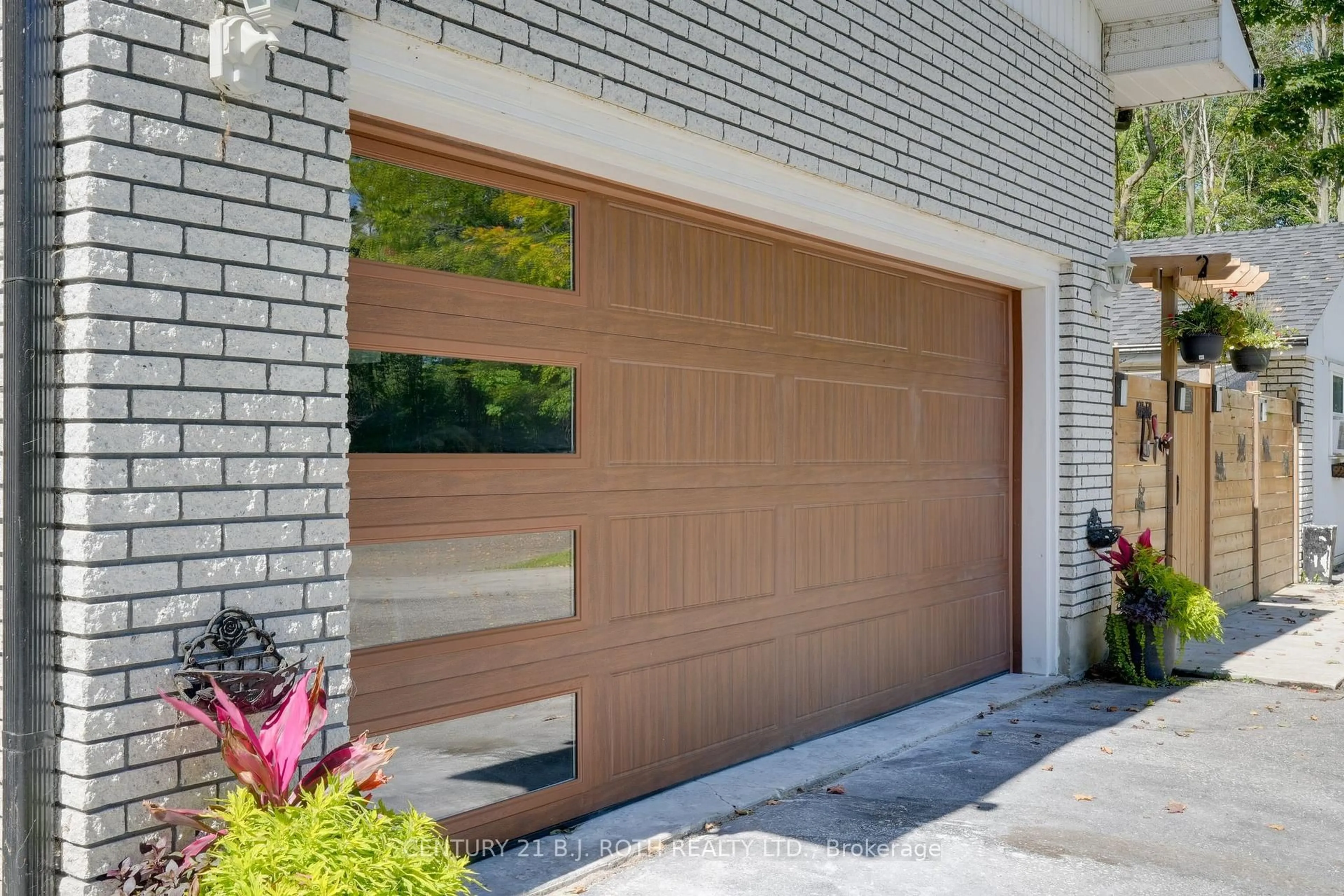 Indoor garage for 1250 County Road 6 Rd, Tiny Ontario L0L 2T0