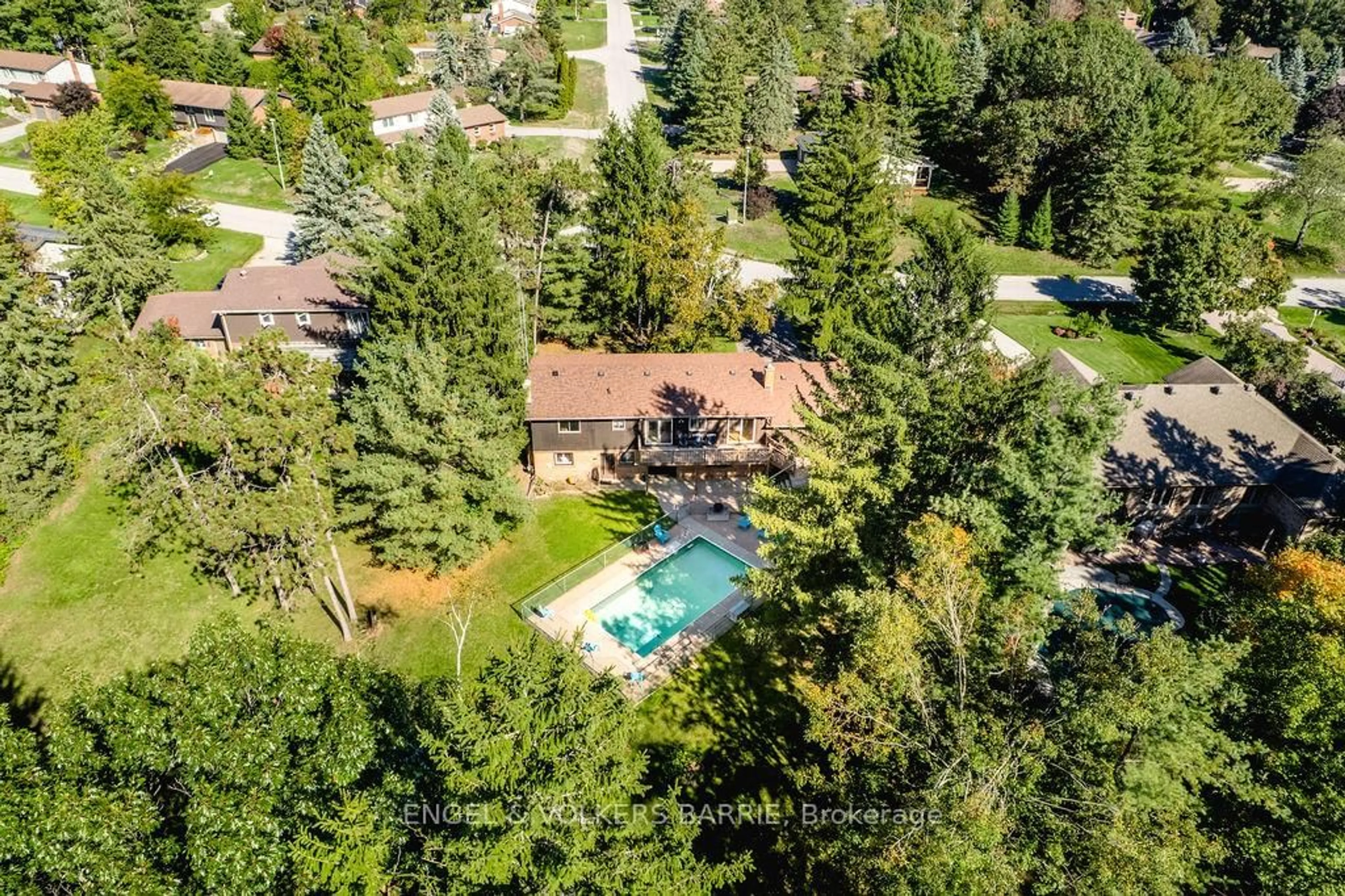 A pic from outside/outdoor area/front of a property/back of a property/a pic from drone, unknown for 41 Willow Landing Rd, Springwater Ontario L9X 0R2