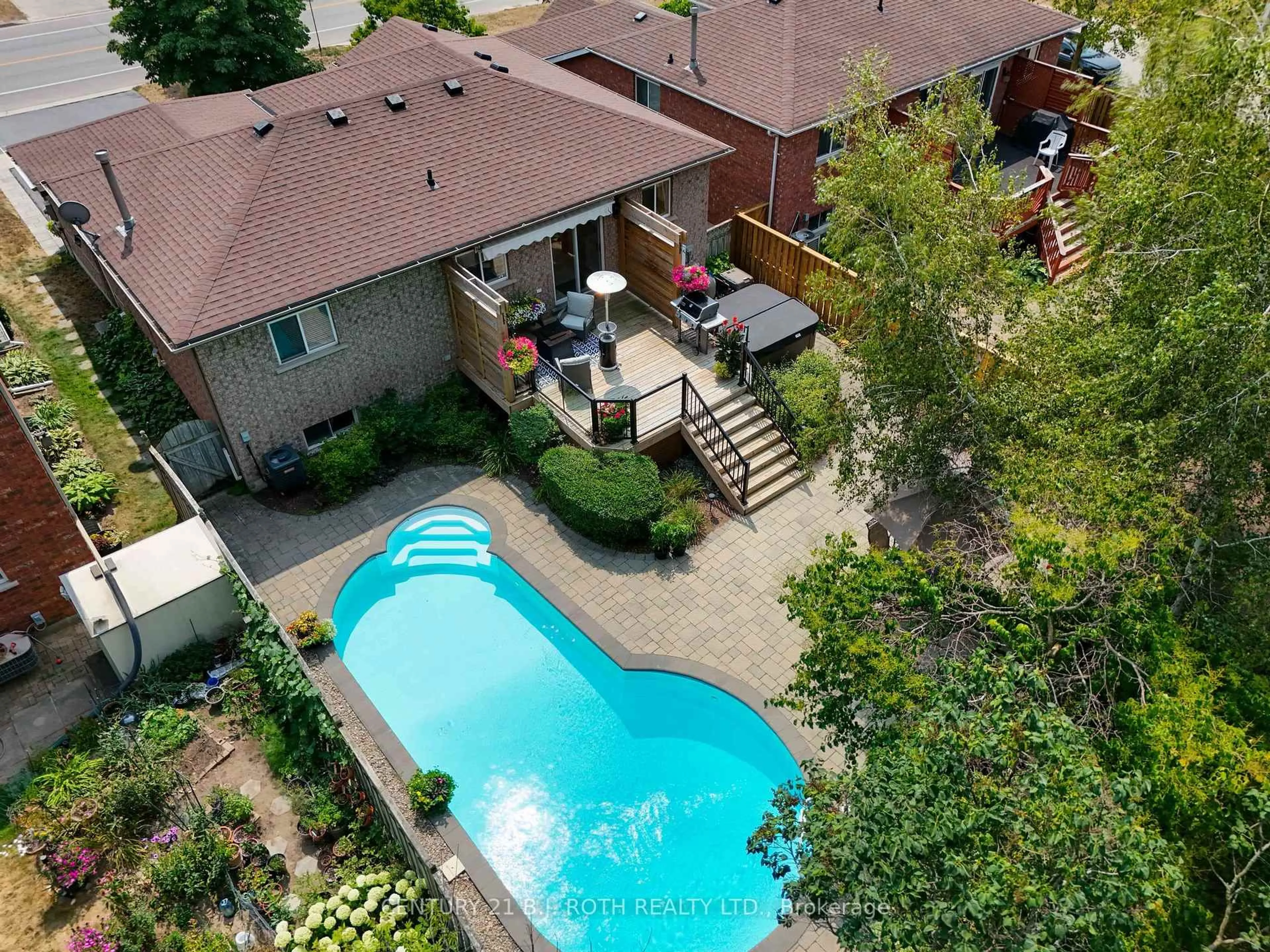 A pic from outside/outdoor area/front of a property/back of a property/a pic from drone, city buildings view from balcony for 188 Mapleton Ave, Barrie Ontario L4N 8T6